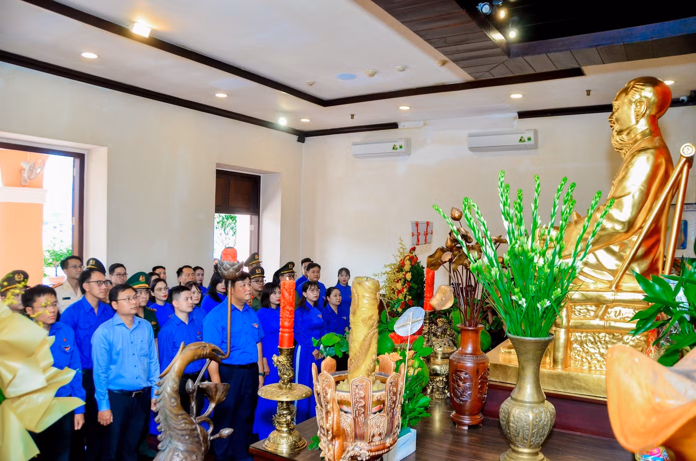 Toàn cảnh Lễ dâng hoa dâng hương tưởng niệm Chủ tịch Hồ Chí Minh. Ảnh: Phú Quang