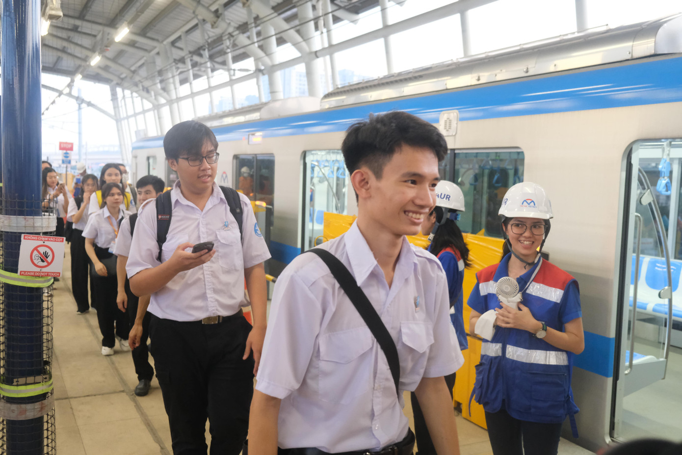 Có thể thấy rõ sự hào hứng, phấn khởi trên khuôn mặt của các đại biểu trong chuyến trải nghiệm tàu Metro. Ảnh: Phú Quang Có thể thấy rõ sự hào hứng, phấn khởi trên khuôn mặt của các đại biểu trong chuyến trải nghiệm tàu Metro. Ảnh: Phú Quang