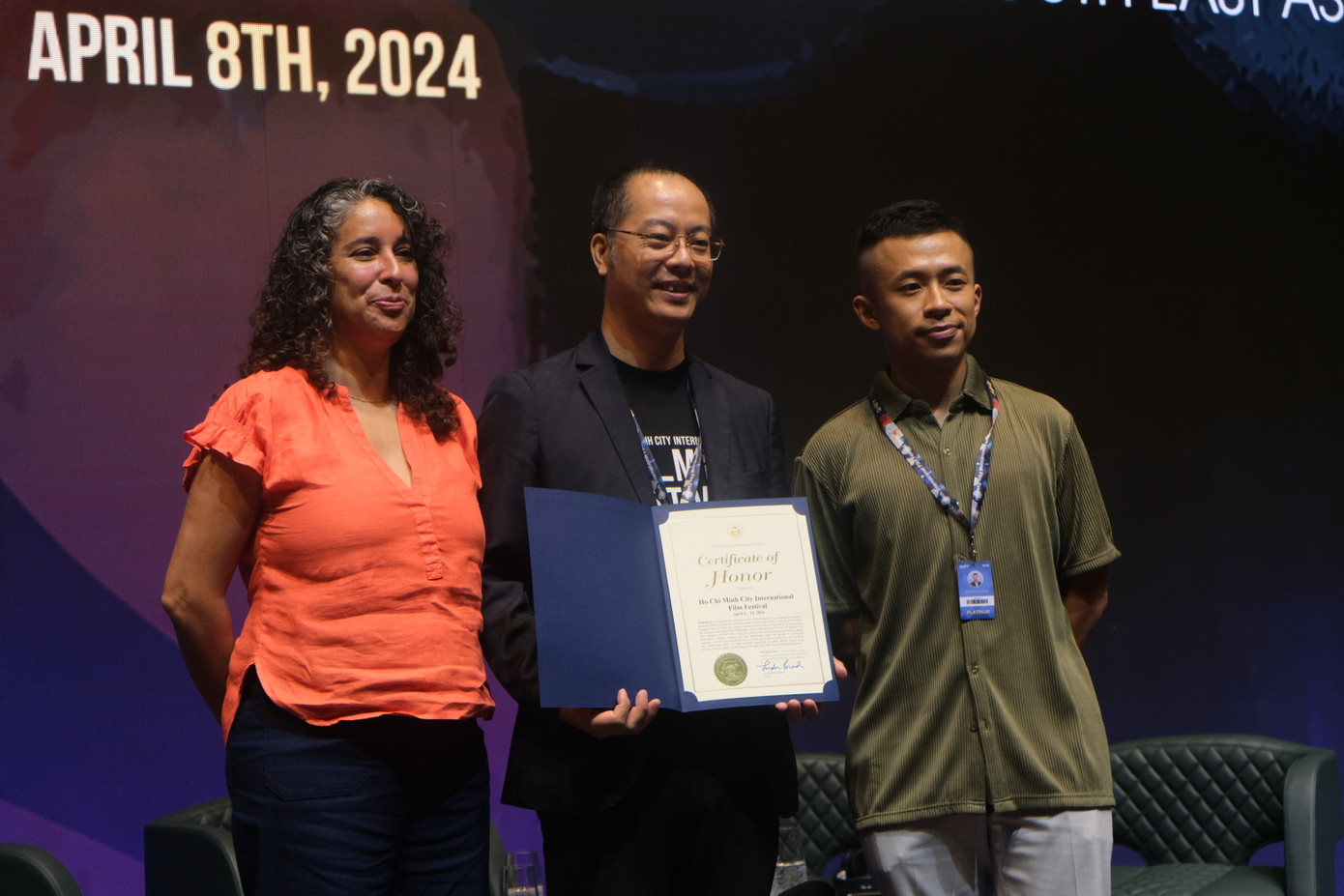 Trong khuôn khổ buổi tọa đàm, đại diện LHP San Francisco đã trao tặng Chứng nhận danh dự đến LHP Quốc tế TP.HCM.