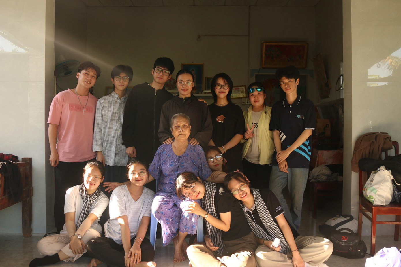 Đoàn làm phim “Trái tim người mẹ”. Đoàn làm phim “Trái tim người mẹ”.