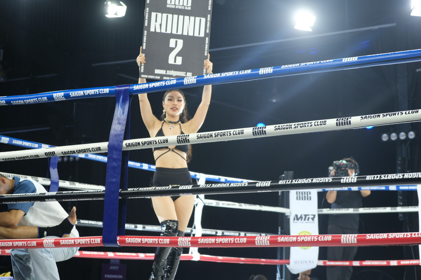 Dàn Ring Girls nóng bỏng cũng là một "đặc sản" của đấu trường Muay Thai Rampage. Dàn Ring Girls nóng bỏng cũng là một "đặc sản" của đấu trường Muay Thai Rampage.