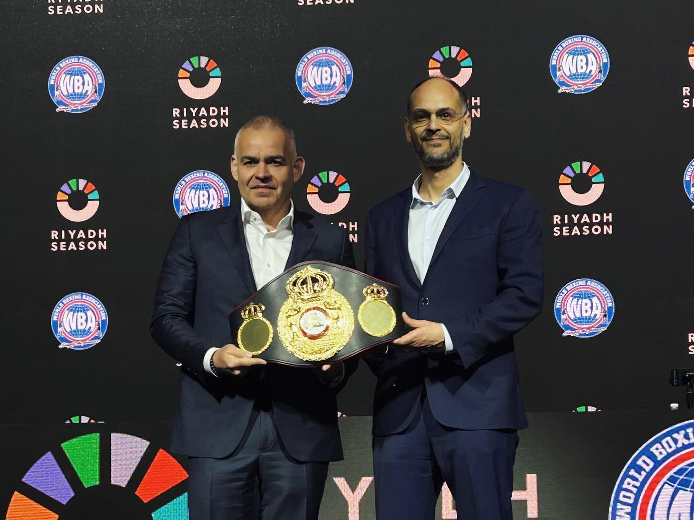 Ông Gilberto Jesus Mendoza - Chủ tịch WBA (bên trái).