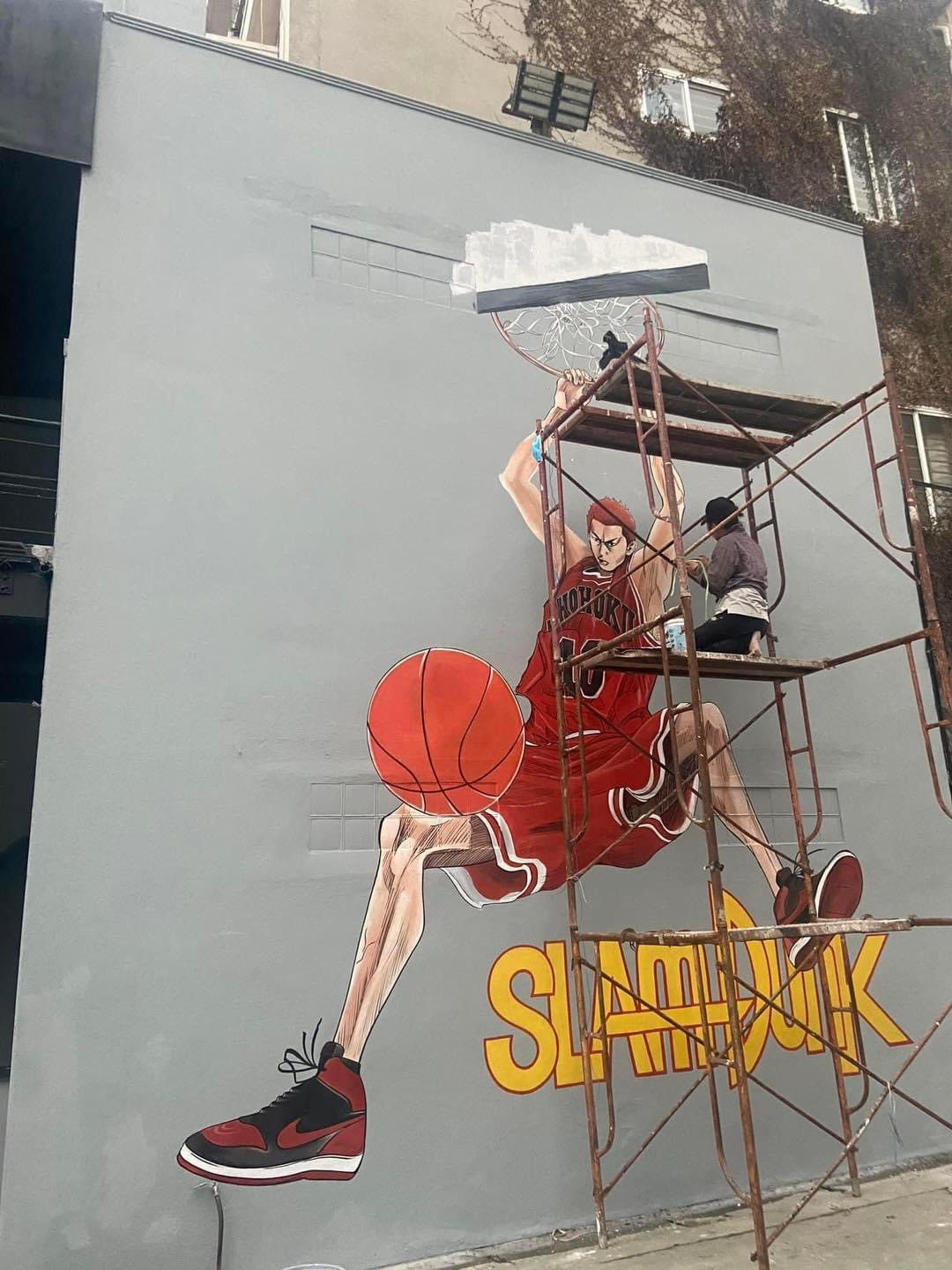 Một sân bóng rổ mới được xây dựng ở Hà Nội sẽ được trang trí với bức tranh tường "Cú úp rổ của thiên tài Hanamichi". Ảnh: Bóng Rổ TV Một sân bóng rổ mới được xây dựng ở Hà Nội sẽ được trang trí với bức tranh tường "Cú úp rổ của thiên tài Hanamichi". Ảnh: Bóng Rổ TV