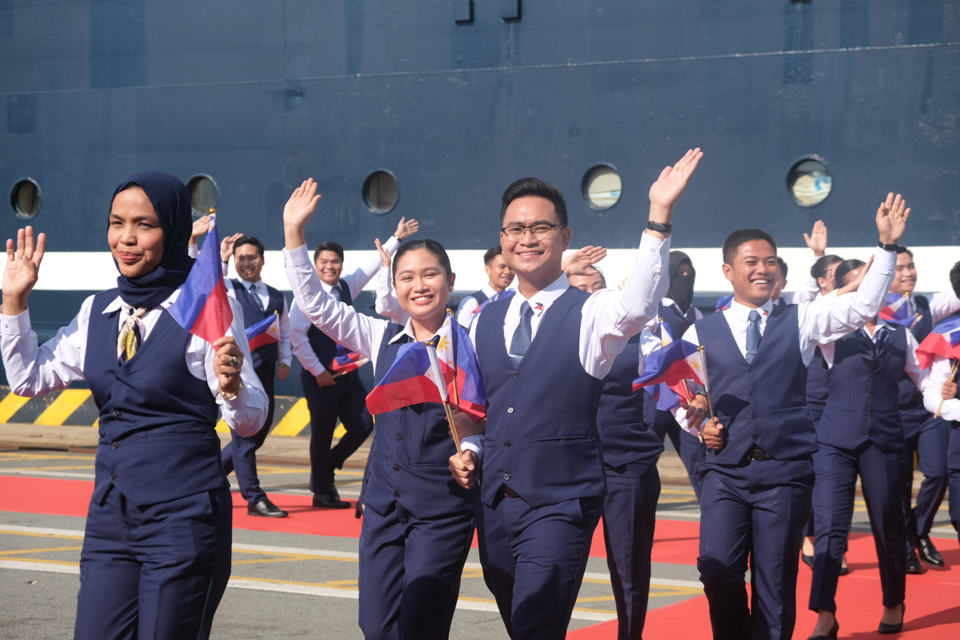 Đoàn Philippines rạng rỡ vẫy chào.