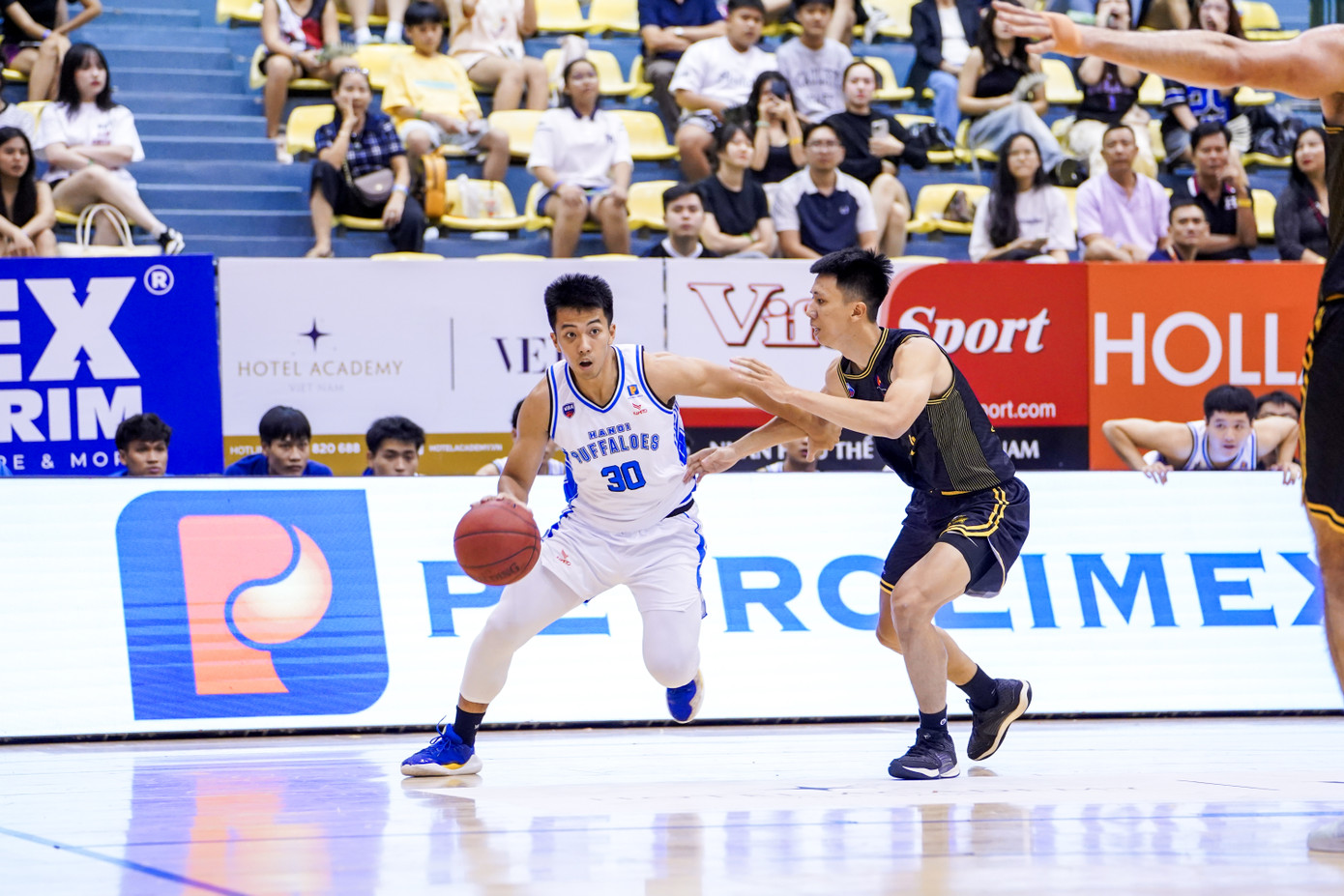 Cuộc đối đầu giữa hai cầu thủ trẻ Nguyễn Huy Hoàng (HNB) và Lê Khắc Đăng Khoa (CTC). Ảnh: VBA Cuộc đối đầu giữa hai cầu thủ trẻ Nguyễn Huy Hoàng (HNB) và Lê Khắc Đăng Khoa (CTC). Ảnh: VBA