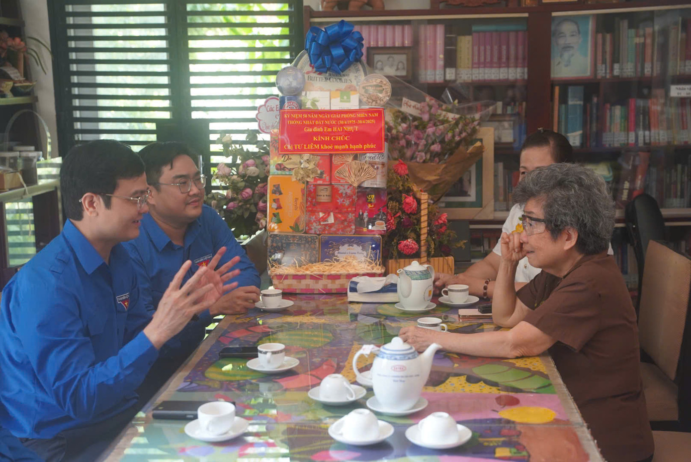 Đoàn công tác của T.Ư Đoàn do anh Bùi Quang Huy - Bí thư thứ nhất T.Ư Đoàn dẫn đầu đến thăm và tặng quà bà Trương Mỹ Lệ (bí danh Tư Liêm, Phó Chủ nhiệm thường trực CLB Truyền thống Thành Đoàn, nguyên Quyền Bí thư Thành Đoàn TPHCM)