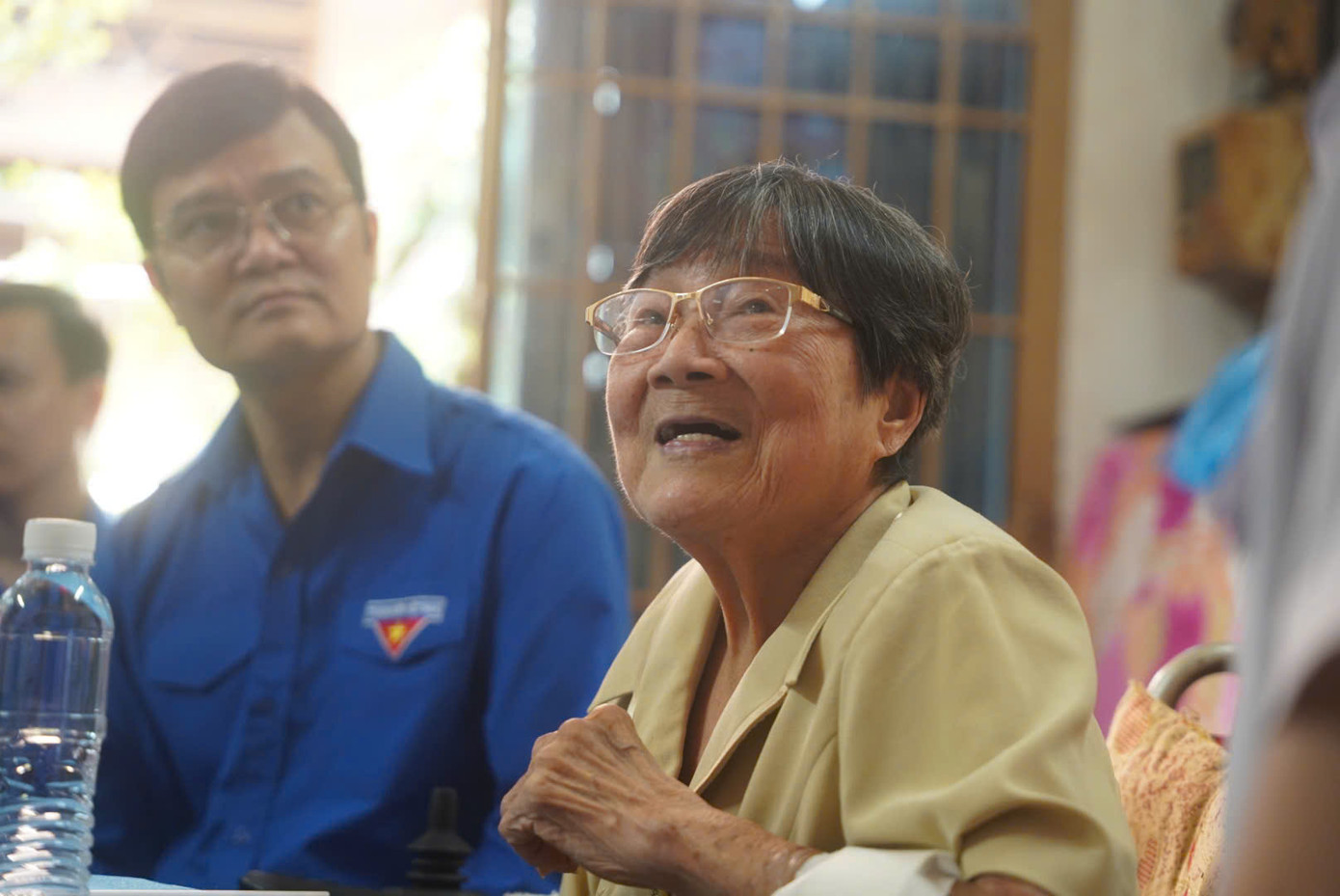 Dù tuổi đã cao, không còn nhớ rõ những chi tiết nhưng đôi mắt của nữ giao liên ngày nào vẫn sáng bừng mỗi khi nhắc lại ký ức hào hùng.