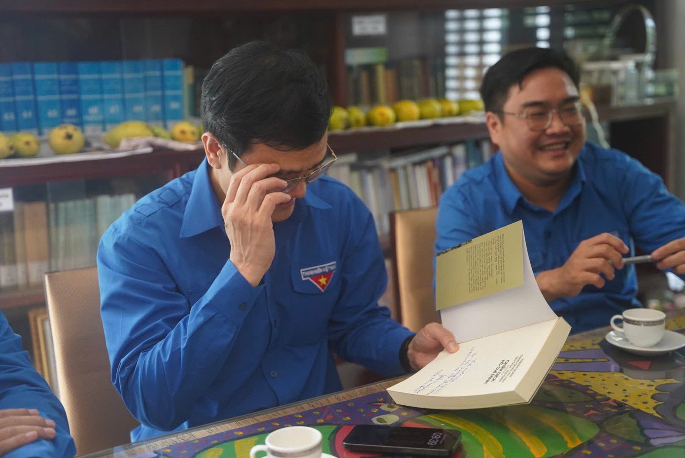 Bà Tư Liêm ký tặng quyển sách "Thành Đoàn cùng quân và dân Sài Gòn - Gia Định tham gia chiến dịch Hồ Chí Minh" gửi tặng anh Bùi Quang Huy và đoàn công tác của T.Ư Đoàn. Ảnh: Phú Quang