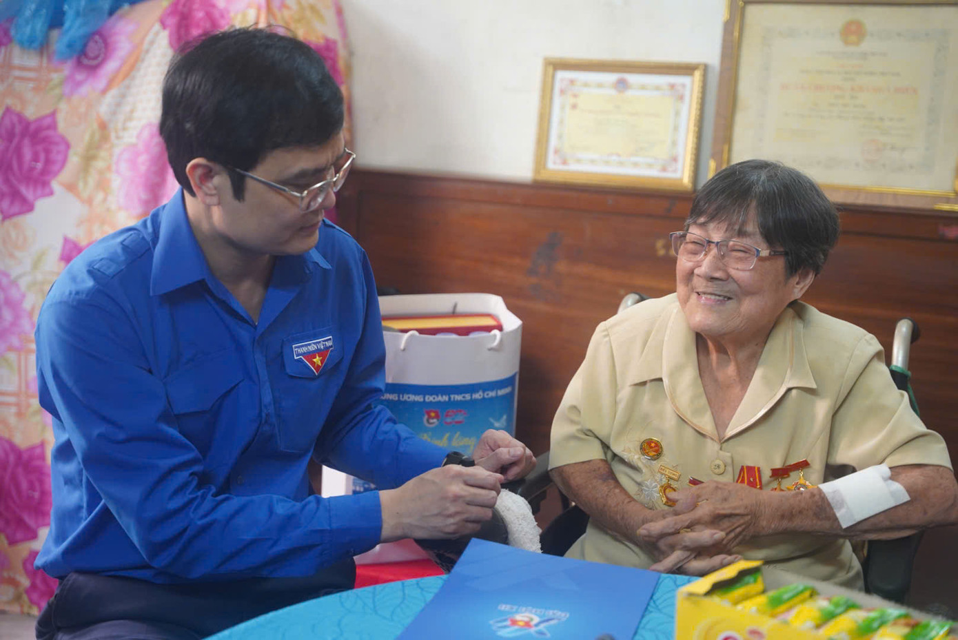 Anh Bùi Quang Huy - Bí thư thứ nhất T.Ư Đoàn thăm hỏi bà Trần Bội Trang nhân kỷ niệm 50 năm đất nước thống nhất. Ảnh: Phú Quang