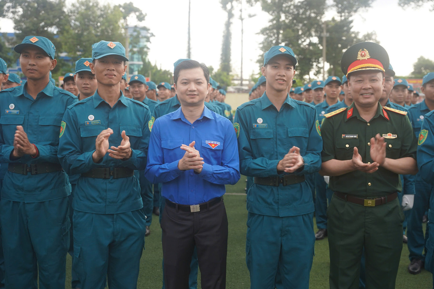 Anh Nguyễn Minh Triết giao lưu, động viên cán bộ, chiến sĩ đang tập luyện tại Trường Quân sự Quân khu 7. Anh Nguyễn Minh Triết giao lưu, động viên cán bộ, chiến sĩ đang tập luyện tại Trường Quân sự Quân khu 7.