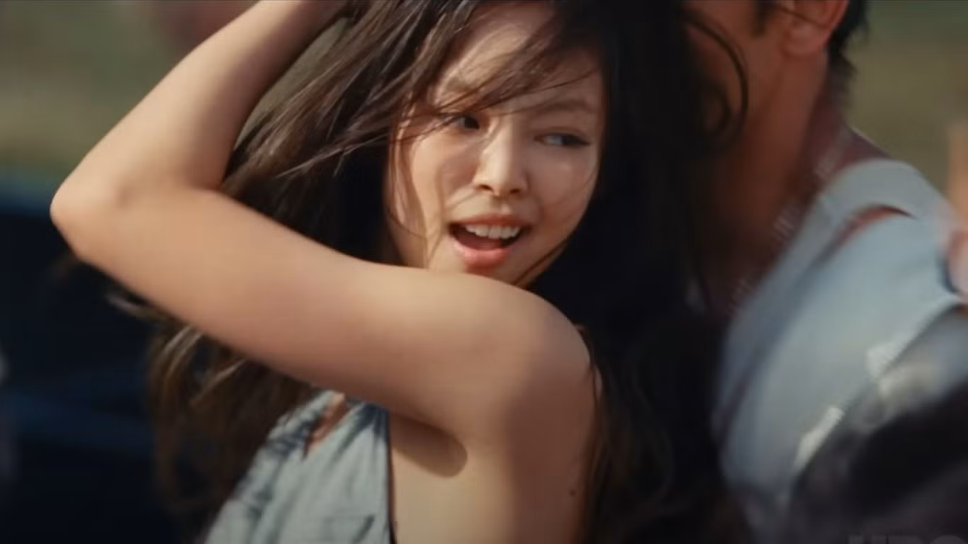 Vũ đạo khiêu gợi ngay trong phân cảnh xuất hiện của Jennie bị cho là phản cảm. Ảnh: HBO.