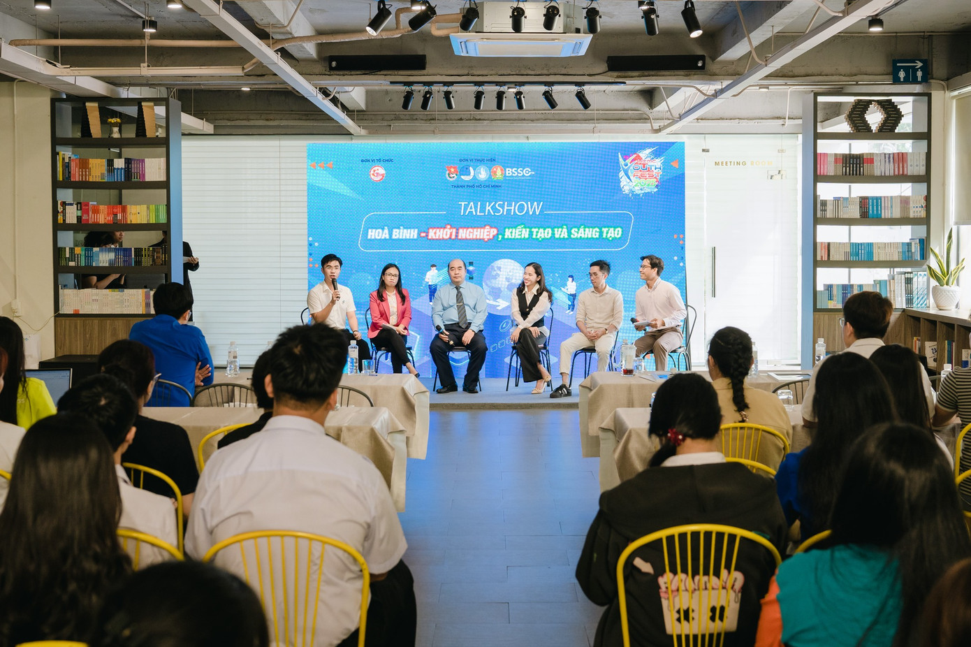 Talkshow "Hòa bình - Khởi nghiệp, Kiến tạo và Sáng tạo" thu hút sự tham gia của nhiều bạn trẻ có hoài bão khởi nghiệp. Talkshow "Hòa bình - Khởi nghiệp, Kiến tạo và Sáng tạo" thu hút sự tham gia của nhiều bạn trẻ có hoài bão khởi nghiệp.