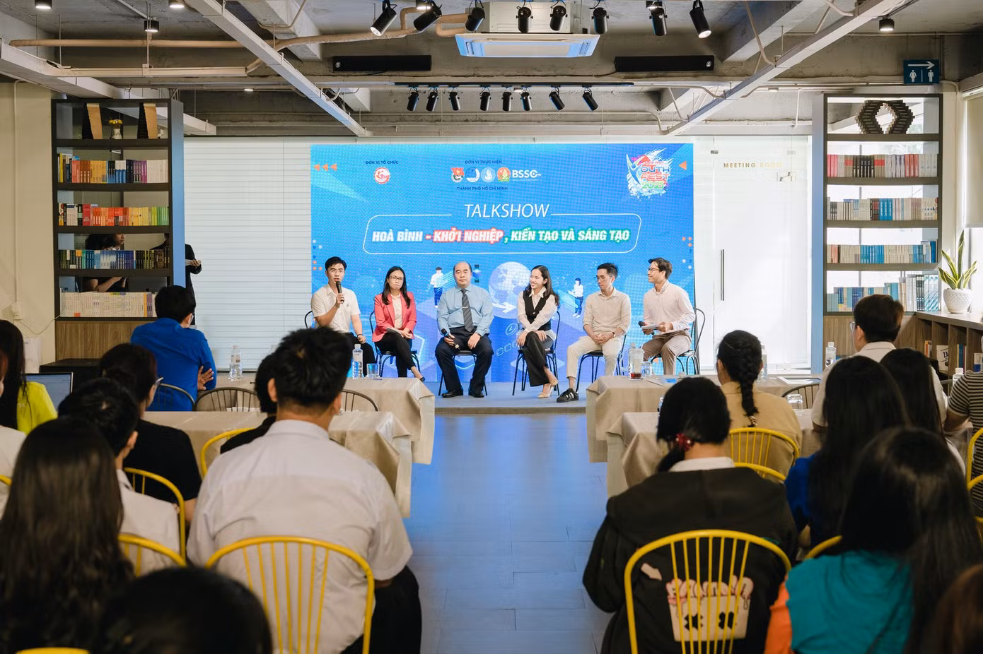 Talkshow "Hòa bình - Khởi nghiệp, Kiến tạo và Sáng tạo" thu hút sự tham gia của nhiều bạn trẻ có hoài bão khởi nghiệp.