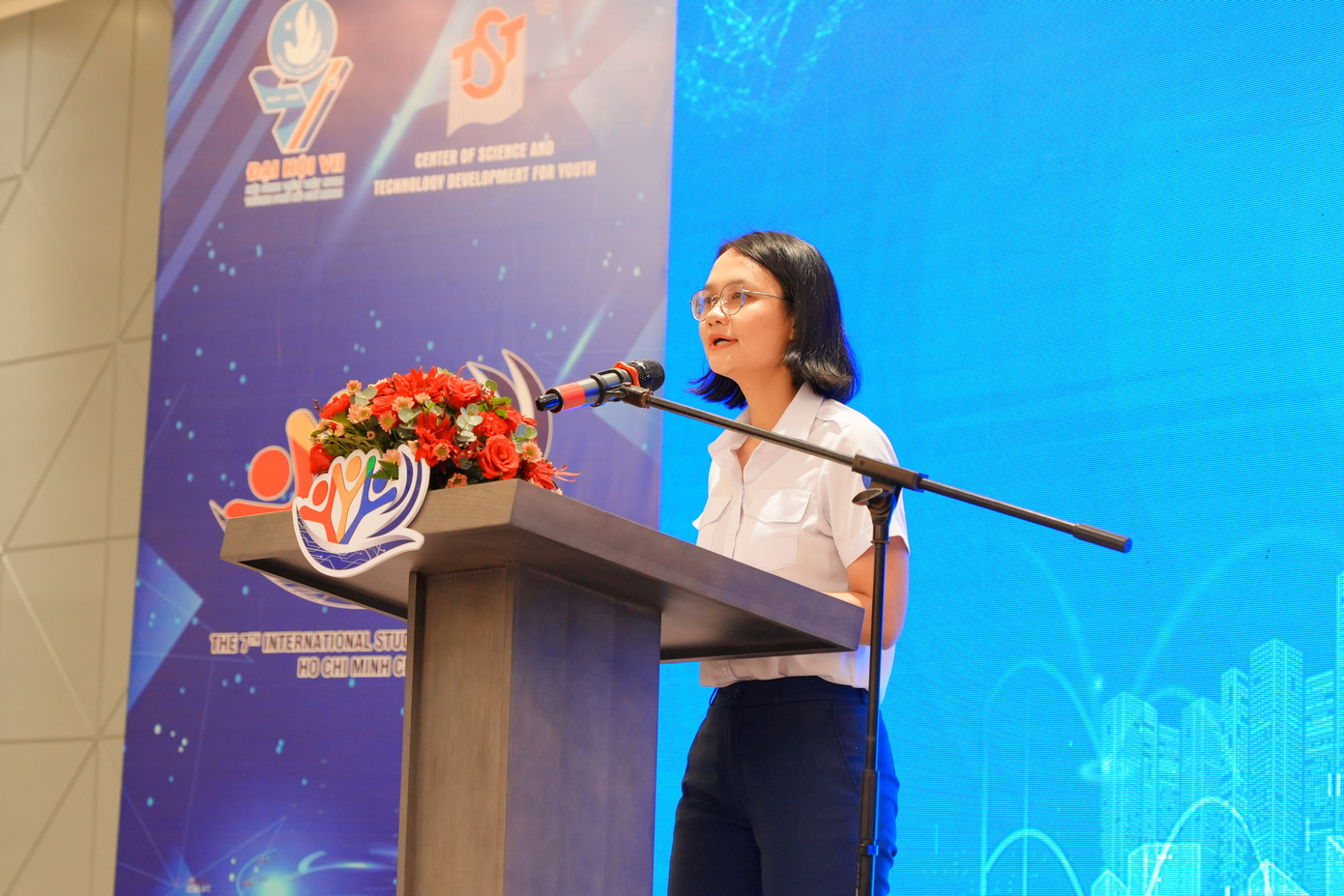 Chị Trần Thu Hà - Phó Bí thư Thành Đoàn, Chủ tịch Hội Sinh viên TP. HCM phát biểu tại Diễn đàn.