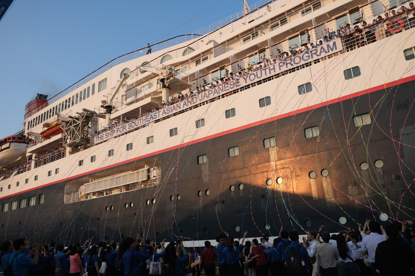 Dưới ánh hoàng hôn tại cảng Tân Cảng, đây có thể coi là một trong những khoảnh khắc đẹp nhất của chương trình Tàu Thanh niên Đông Nam Á - Nhật Bản năm nay. Ảnh: Phú Quang