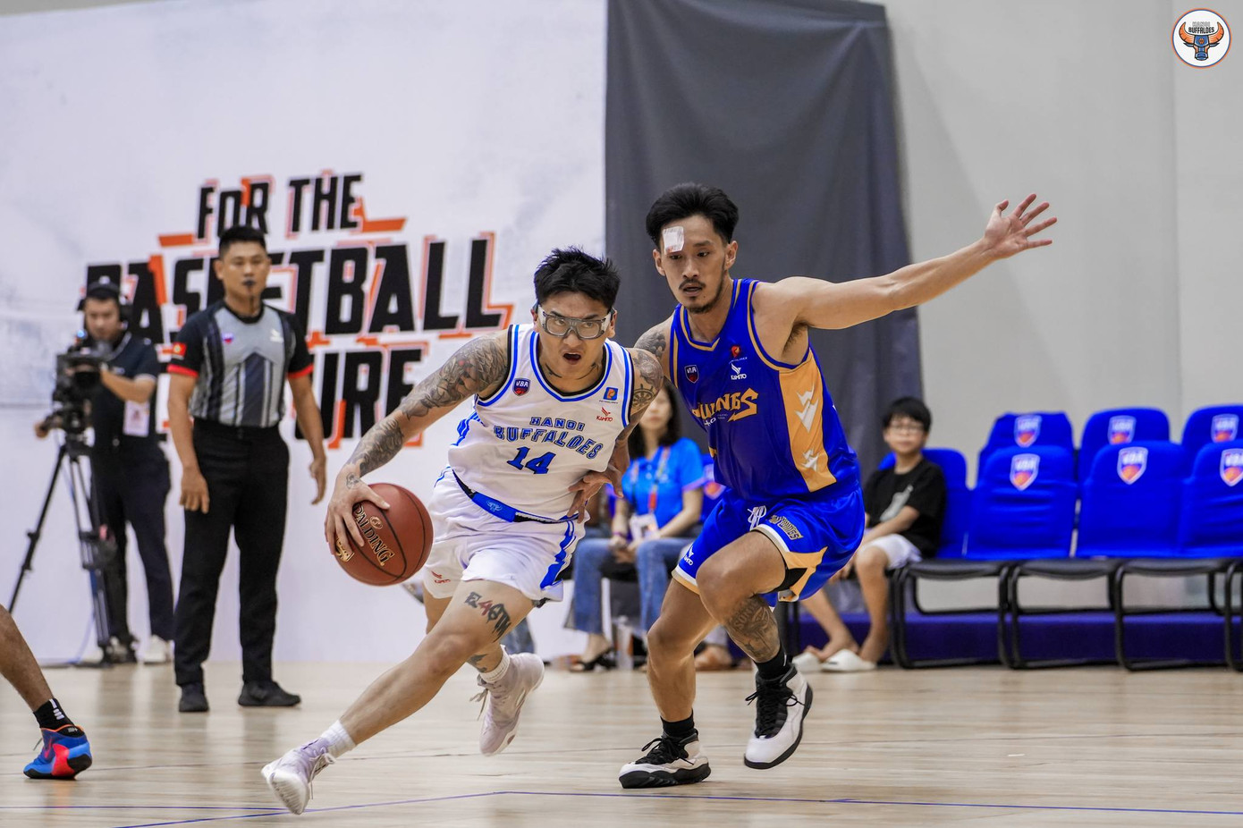 Máu đã đổ trên trán hậu vệ Khoa Trần của City Wings (áo xanh). Ảnh: HB Máu đã đổ trên trán hậu vệ Khoa Trần của City Wings (áo xanh). Ảnh: HB