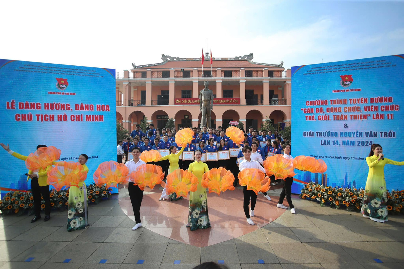 Chương trình đã vinh danh 57 gương “Cán bộ, công chức, viên chức trẻ, giỏi, thân thiện” cùng 45 gương sáng giá nhận giải thưởng “Nguyễn Văn Trỗi”. Ảnh: BTN CATP Chương trình đã vinh danh 57 gương “Cán bộ, công chức, viên chức trẻ, giỏi, thân thiện” cùng 45 gương sáng giá nhận giải thưởng “Nguyễn Văn Trỗi”. Ảnh: BTN CATP