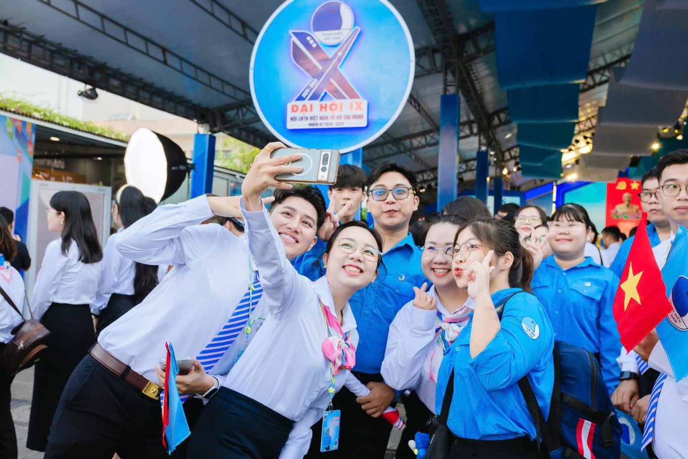 Thanh niên TPHCM phấn khởi trong ngày khai mạc Đại hội. Thanh niên TPHCM phấn khởi trong ngày khai mạc Đại hội.