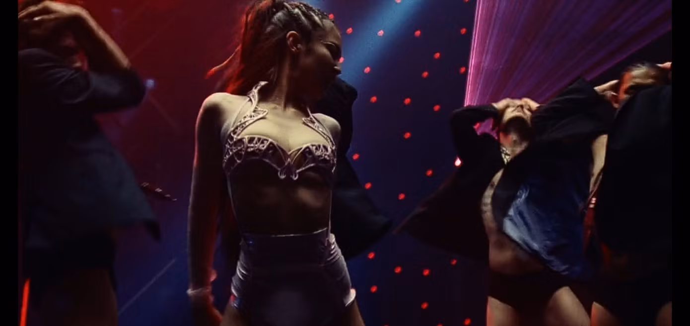 Jennie khoe thân trong tập 3 The Idol. Ảnh: HBO.