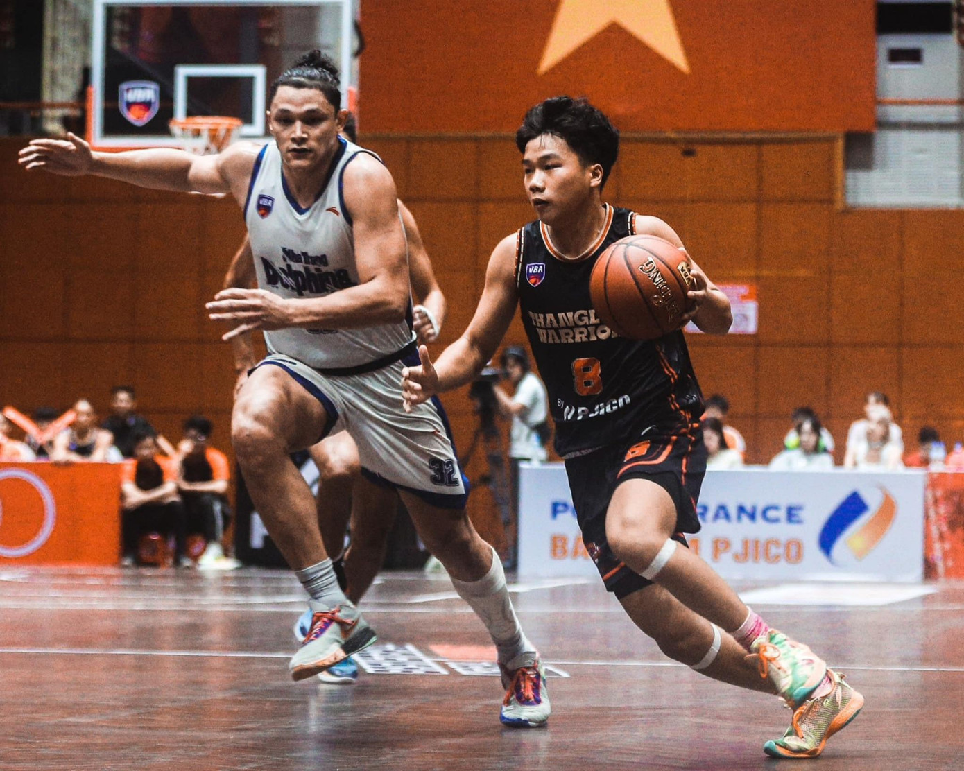 Tuy còn rất trẻ, Thái Quang (phải) đã thi đấu tại các giải lớn nhất Việt Nam. Ảnh: VietBasketball