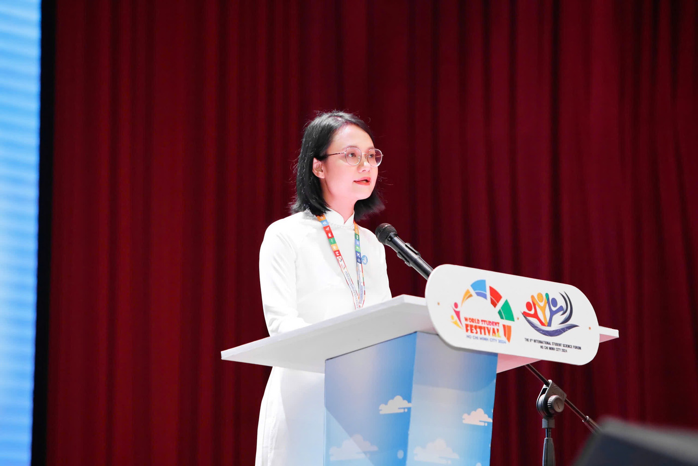 Chị Trần Thu Hà phát biểu khai mạc Liên hoan.