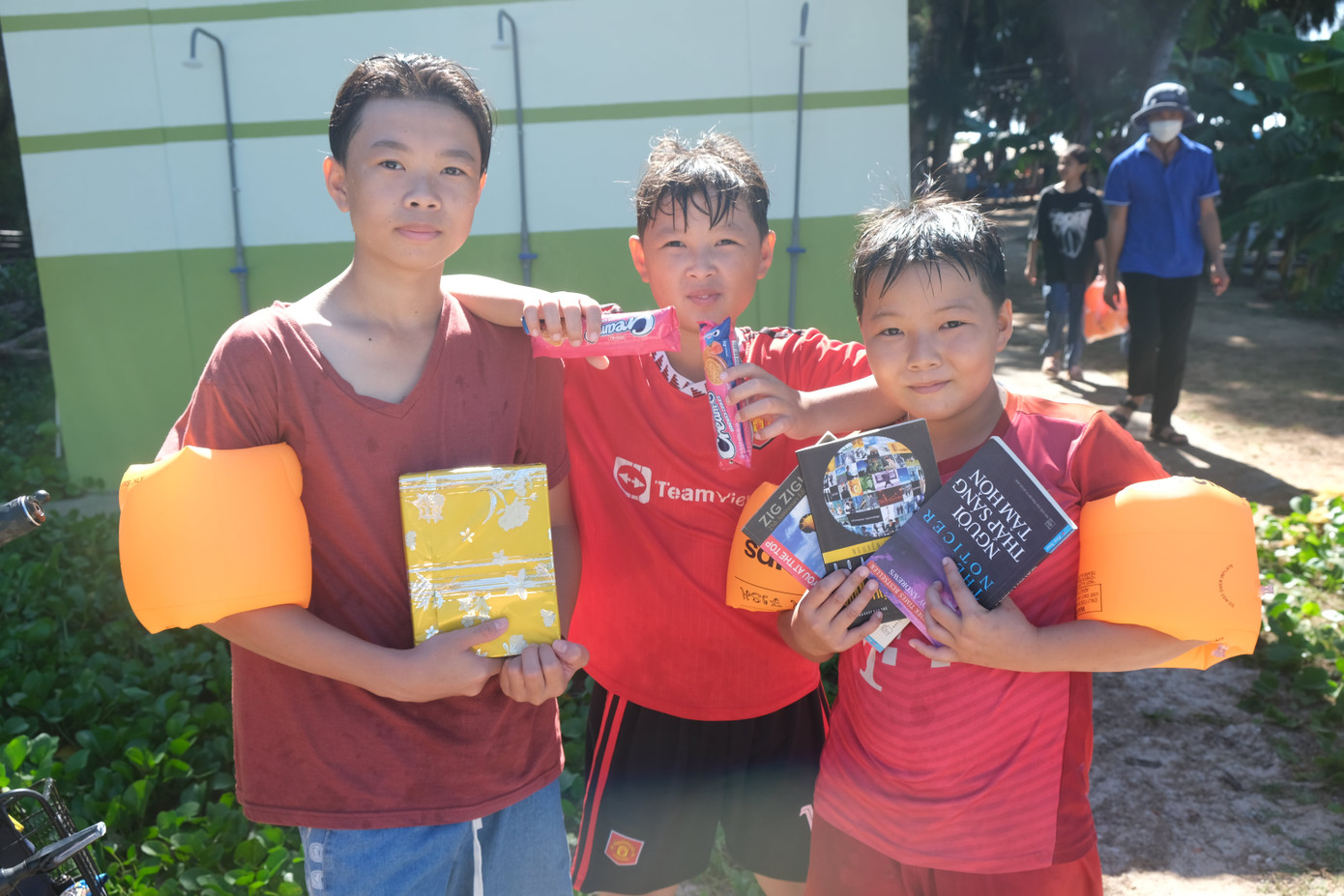 Các em nhỏ ở đảo Phú Quý cảm thấy rất vui vì đã có một ngày Chủ Nhật bổ ích. Các em nhỏ ở đảo Phú Quý cảm thấy rất vui vì đã có một ngày Chủ Nhật bổ ích.