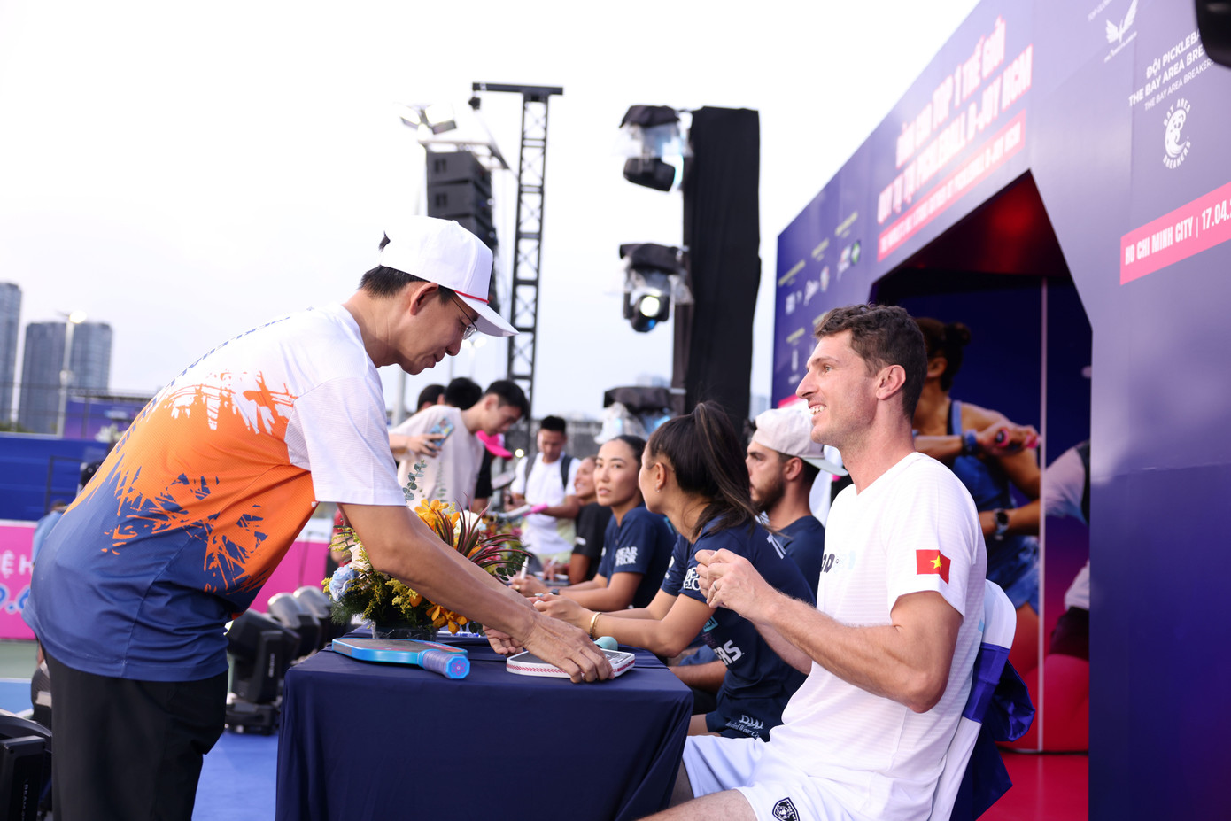 Andrei Daescu (tay vợt đôi nam số 1 thế giới) ký tặng người hâm mộ.