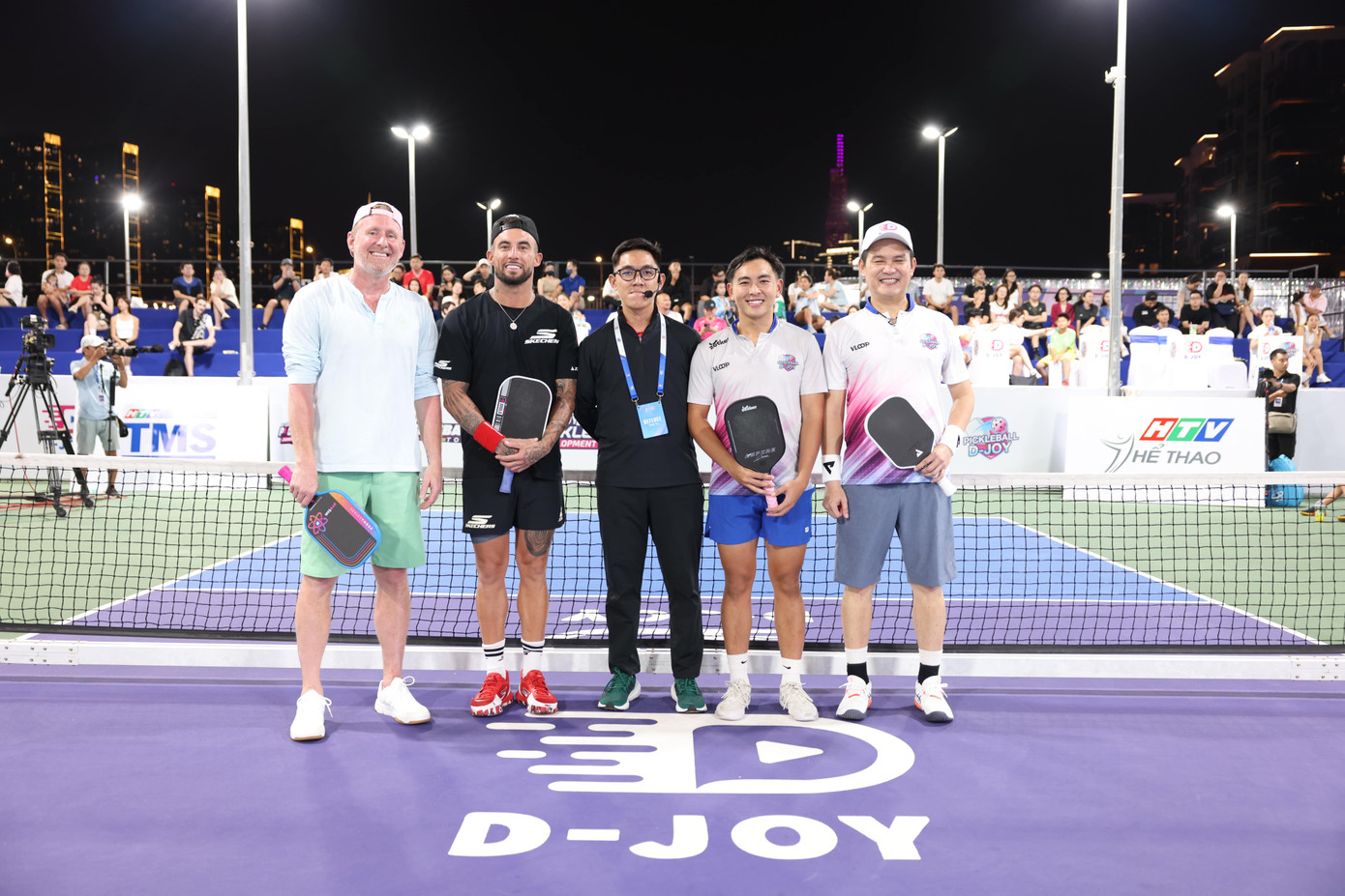 Ông Đặng Hồng Anh - Chủ tịch Hội Doanh nhân trẻ Việt Nam và tay vợt Phúc Huỳnh giao lưu với Chủ tịch Proton Charles Darling và tay vợt Tyson McGuffin.