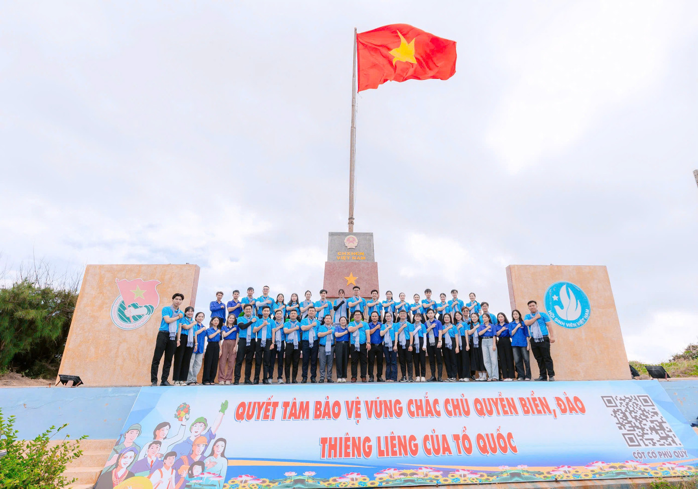 Từ ngày 28 đến 30/3/2025, huyện đảo Phú Quý, tỉnh Bình Thuận đã đón đoàn công tác gồm 35 đại biểu là thanh niên, sinh viên tiêu biểu từ TPHCM tham gia hành trình "Thanh niên, sinh viên với biển, đảo Tổ quốc".