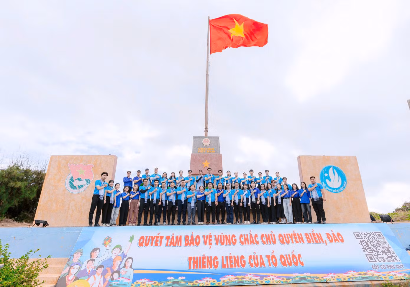 Từ ngày 28 đến 30/3/2025, huyện đảo Phú Quý, tỉnh Bình Thuận đã đón đoàn công tác gồm 35 đại biểu là thanh niên, sinh viên tiêu biểu từ TPHCM tham gia hành trình "Thanh niên, sinh viên với biển, đảo Tổ quốc".
