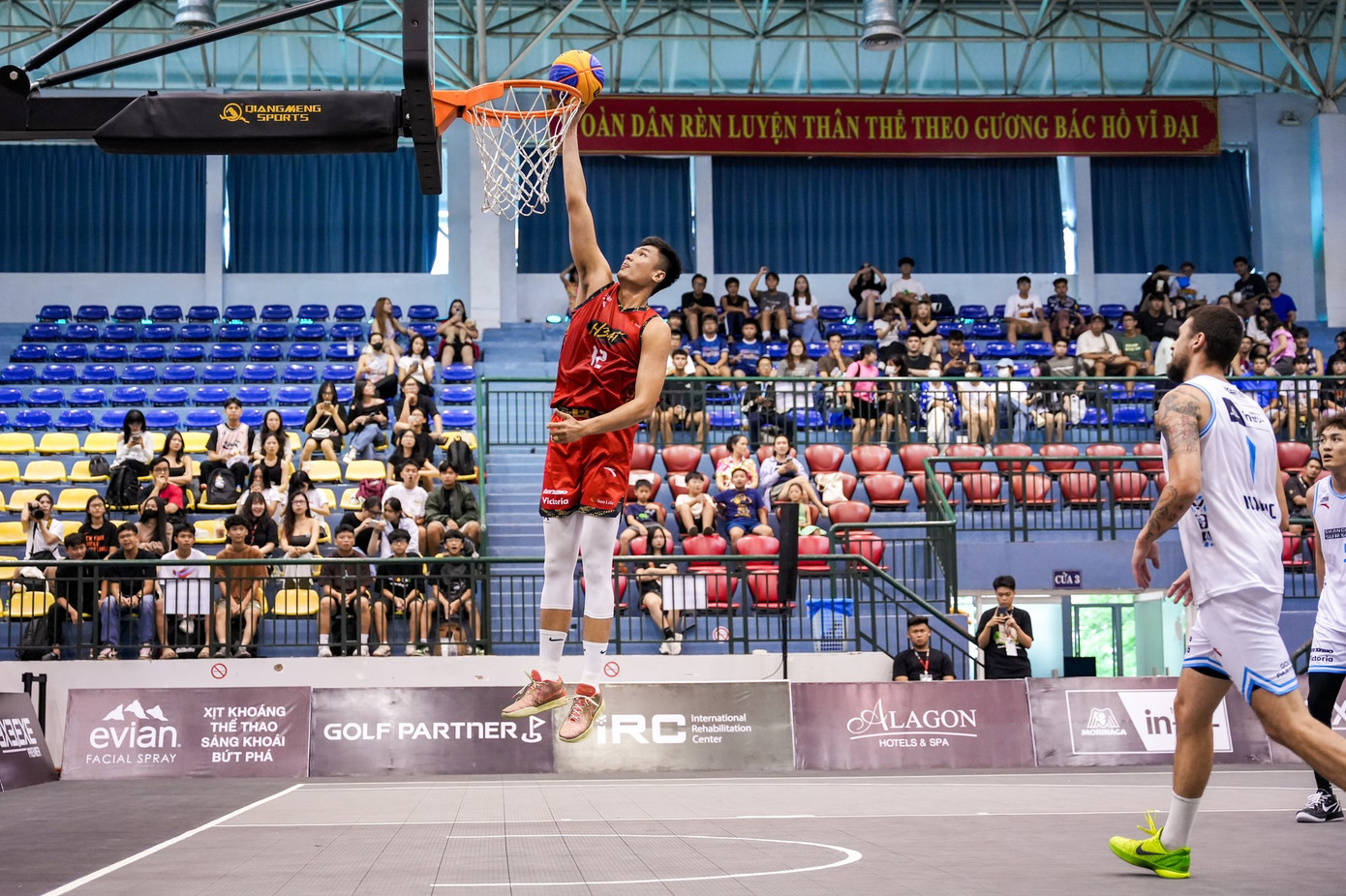 Nguyễn Huỳnh Phú Vinh vẫn đang có những tiến bộ vượt bậc trong thời gian qua, trung phong cao 2,03m được kỳ vọng dẫn dắt Saigon Heat đến chức vô địch thứ 5 liên tiếp. Nguyễn Huỳnh Phú Vinh vẫn đang có những tiến bộ vượt bậc trong thời gian qua, trung phong cao 2,03m được kỳ vọng dẫn dắt Saigon Heat đến chức vô địch thứ 5 liên tiếp.