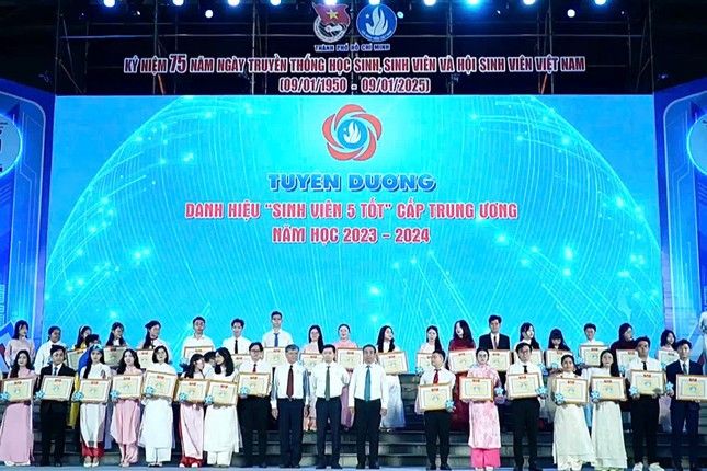 Anh Nguyễn Minh Triết, ông Nguyễn Phước Lộc trao tặng danh hiệu "Sinh viên 5 tốt" cấp T.Ư cho các gương mặt sinh viên ưu tú. Anh Nguyễn Minh Triết, ông Nguyễn Phước Lộc trao tặng danh hiệu "Sinh viên 5 tốt" cấp T.Ư cho các gương mặt sinh viên ưu tú.