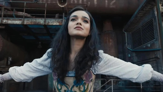 Nhân vật Lucy Grey là điểm yếu lớn của phim.