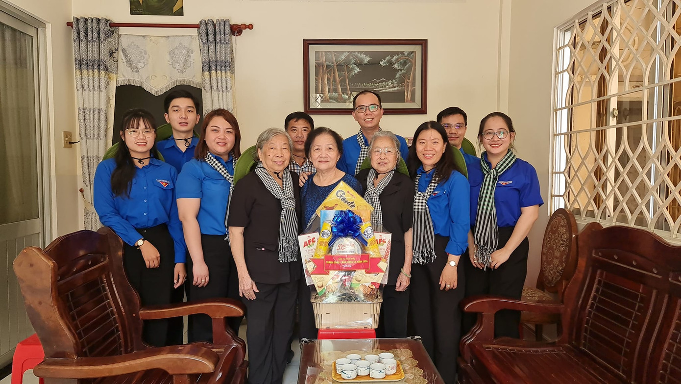 Tại khu căn cứ cách mạng Thành Đoàn, các trại sinh đã được thăm các hộ gia đình từng nuôi giấu cán bộ Thành Đoàn trong cuộc kháng chiến chống Đế quốc Mỹ tại thành phố Cần Thơ. Tại khu căn cứ cách mạng Thành Đoàn, các trại sinh đã được thăm các hộ gia đình từng nuôi giấu cán bộ Thành Đoàn trong cuộc kháng chiến chống Đế quốc Mỹ tại thành phố Cần Thơ.