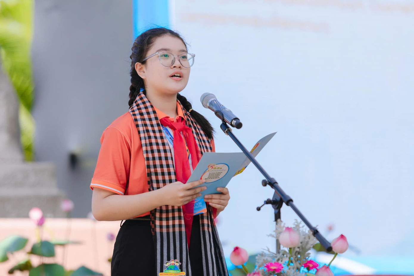 Chúng em sẽ trở thành những đại sứ hữu nghị, góp phần vun đắp thêm tình đoàn kết và tình bạn giữa ba nước", Bảo Anh phát biểu.