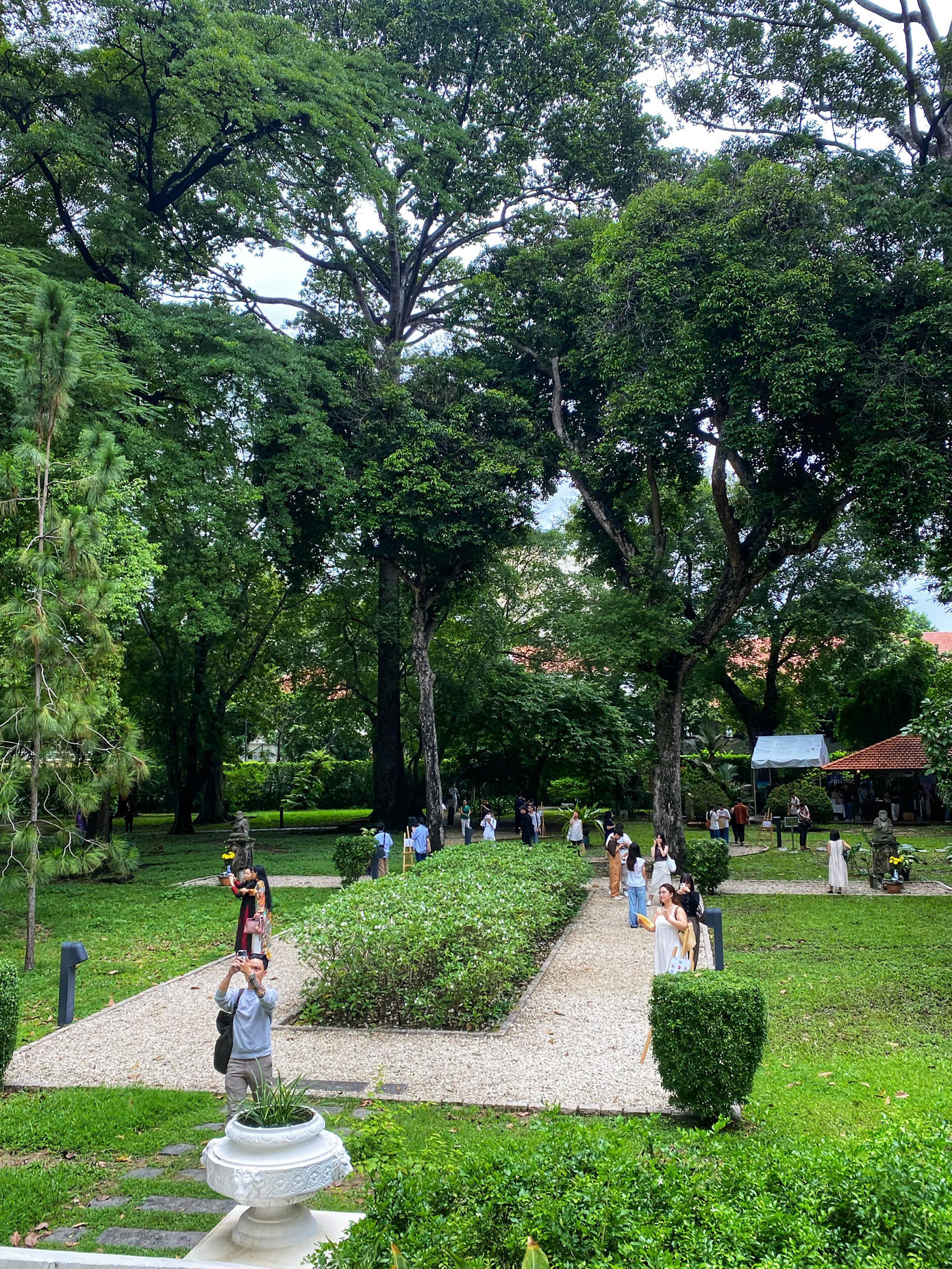 Trong hai ngày 21-22/9 đã có 1.600 lượt khách đến tham quan Dinh thự Pháp. Ảnh: Phú Quang