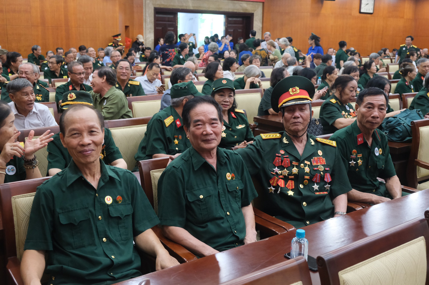 Những người đồng đội cũ gặp nhau, tay bắt mặt mừng. Những người đồng đội cũ gặp nhau, tay bắt mặt mừng.