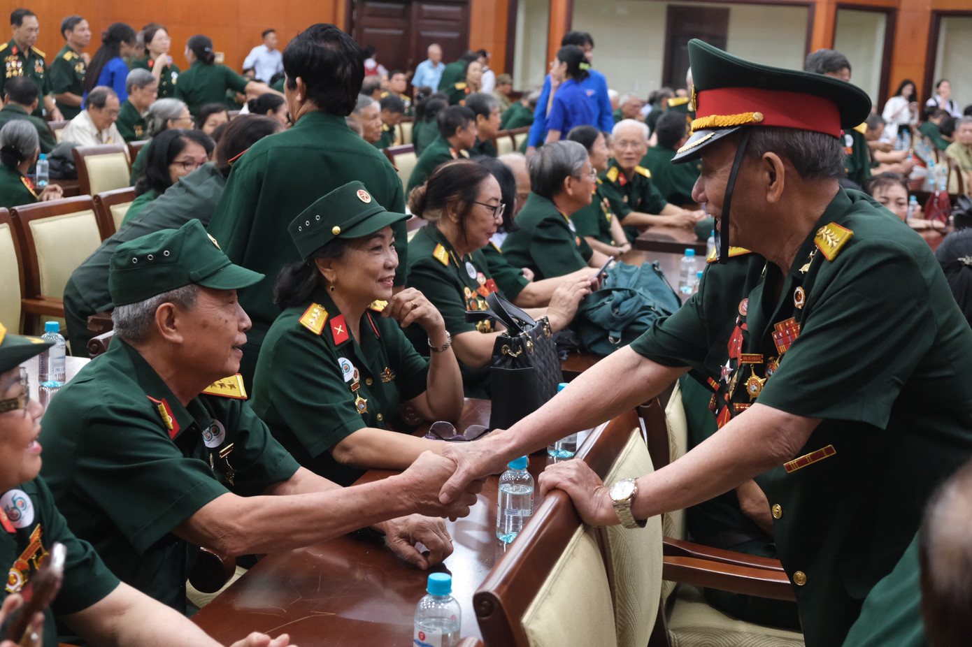 Những người đồng đội cũ gặp nhau, tay bắt mặt mừng. Những người đồng đội cũ gặp nhau, tay bắt mặt mừng.