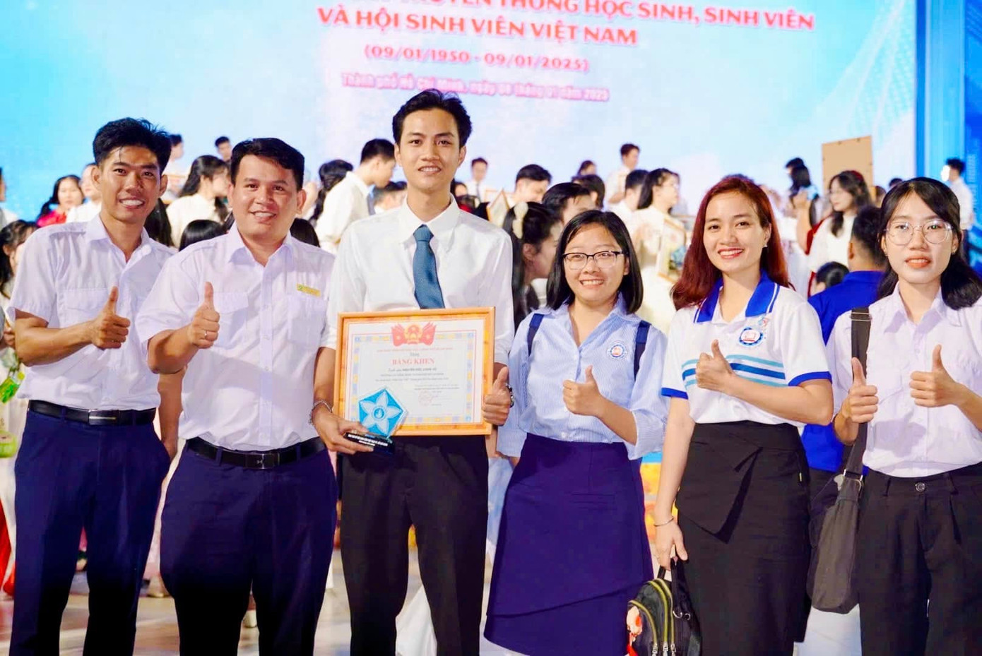 Chị Trần Thu Hà - Phó Bí thư Thành Đoàn, Chủ tịch Hội Sinh viên TPHCM khẳng định thanh niên luôn là lực lượng xung kích cách mạng, là lớp người kế thừa sự nghiệp vẻ vang của dân tộc, là rường cột của nước nhà, người chủ tương lai đáng tin cậy của Tổ quốc. Chị Trần Thu Hà - Phó Bí thư Thành Đoàn, Chủ tịch Hội Sinh viên TPHCM khẳng định thanh niên luôn là lực lượng xung kích cách mạng, là lớp người kế thừa sự nghiệp vẻ vang của dân tộc, là rường cột của nước nhà, người chủ tương lai đáng tin cậy của Tổ quốc.