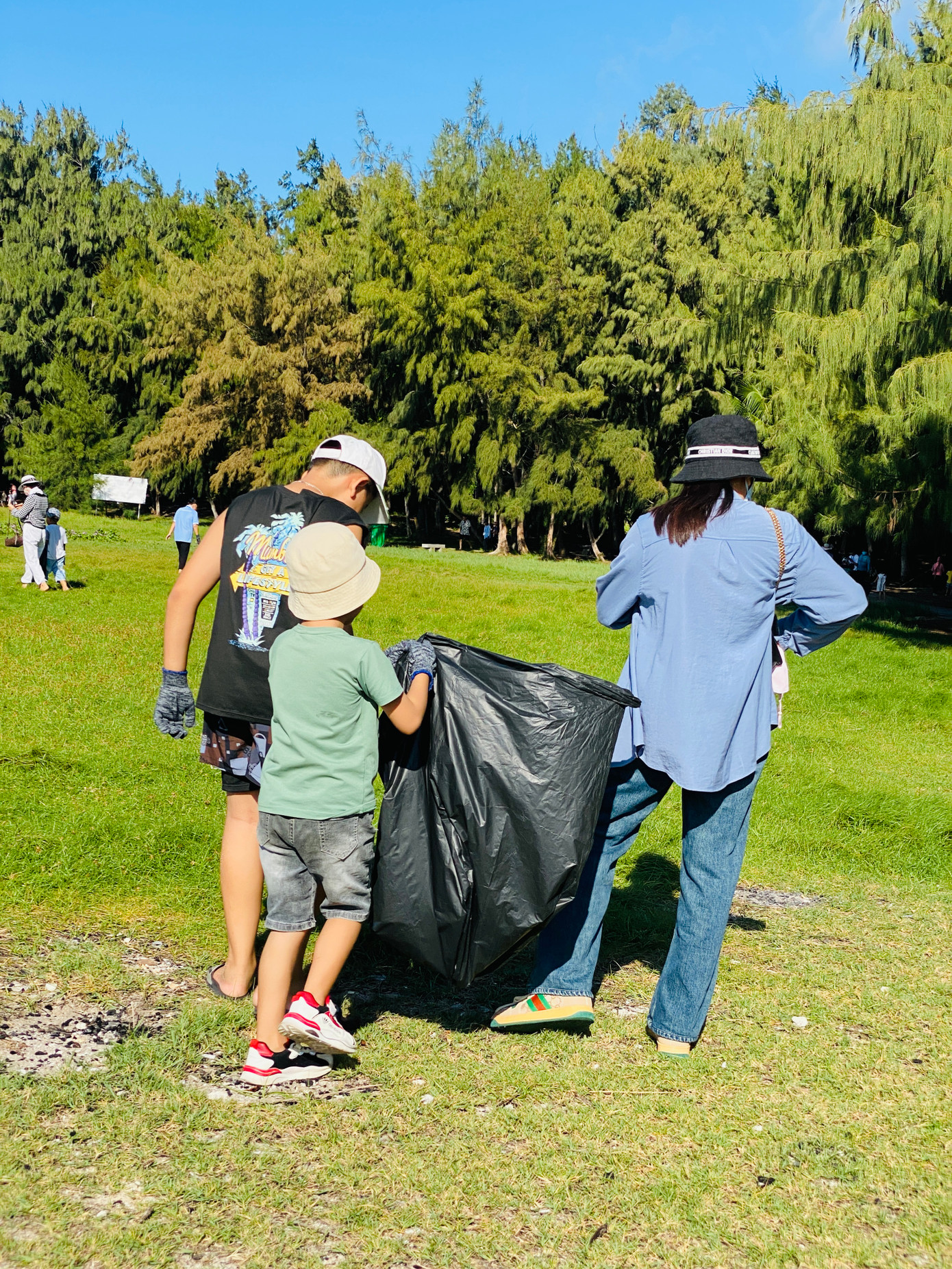 Ngoài dạy bơi, chương trình còn kết hợp các hoạt động tặng sách và dọn rác bãi biển. Ngoài dạy bơi, chương trình còn kết hợp các hoạt động tặng sách và dọn rác bãi biển.