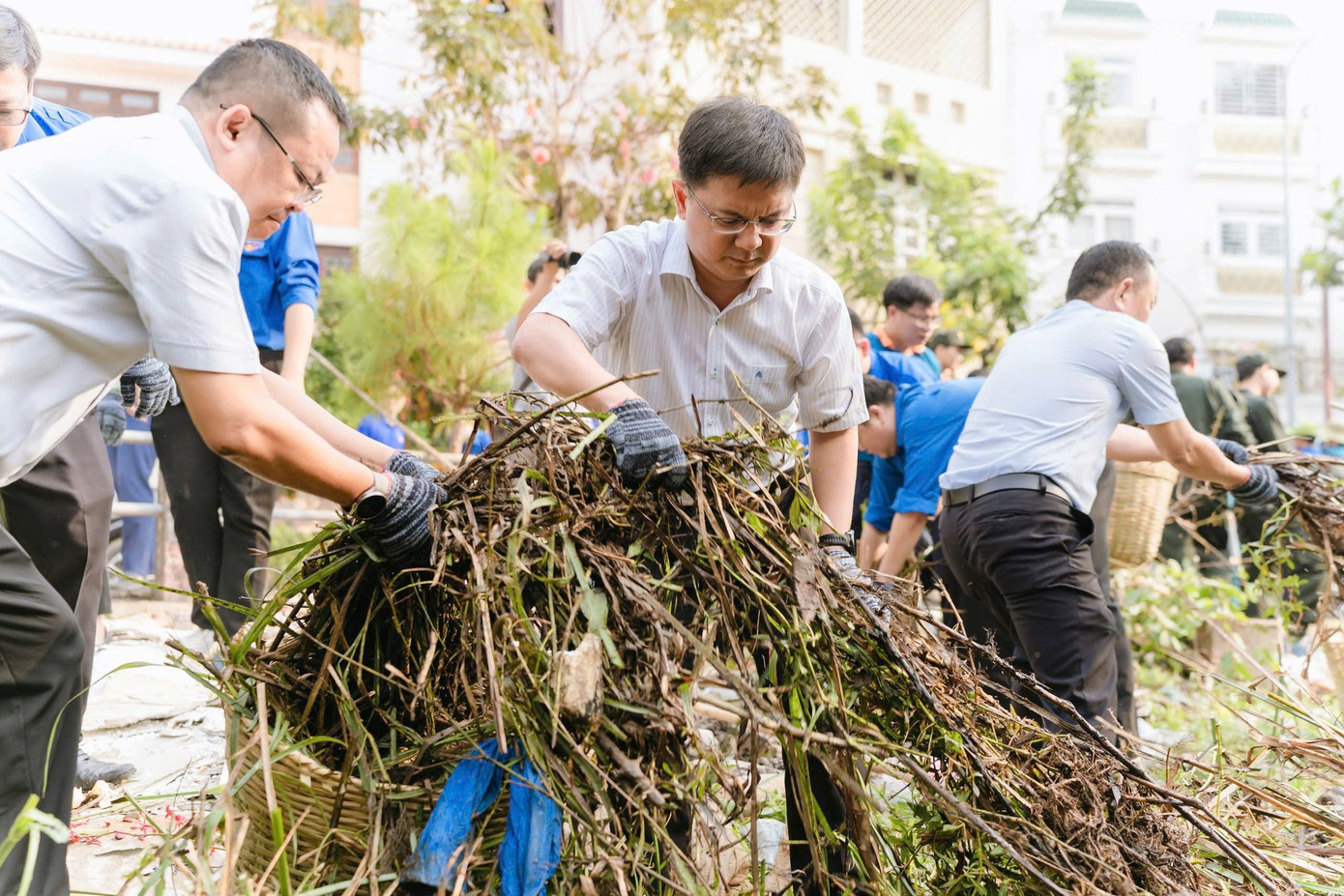 Ông Nguyễn Mạnh Cường - Trưởng ban Tuyên giáo và Dân vận Thành ủy TPHCM đồng hành cùng các bạn Đoàn viên trong các hoạt động tại Ngày Chủ nhật Xanh 156.
