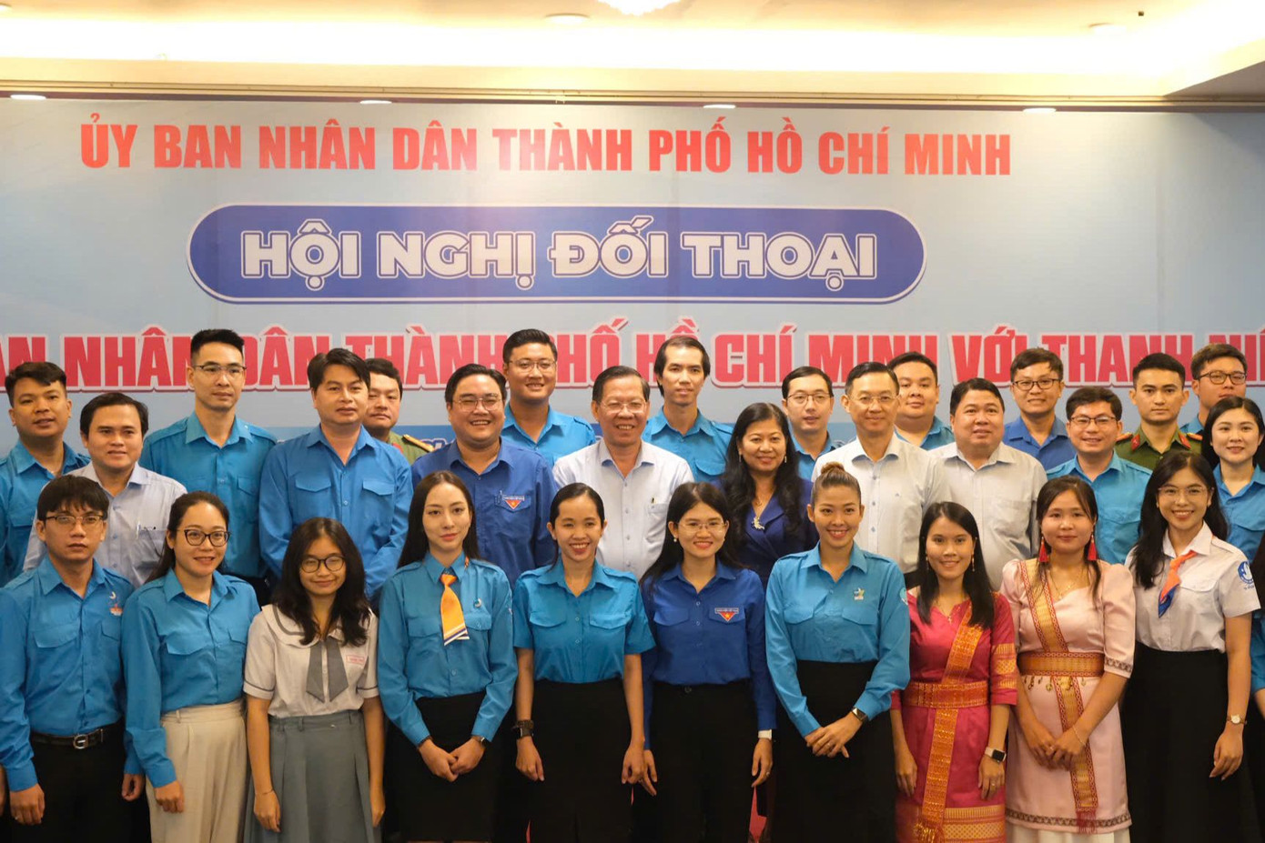 Chủ tịch UBND TPHCM Phan Văn Mãi cùng thanh niên TPHCM tại buổi đối thoại sáng 11/10. Ảnh: Phú Quang Chủ tịch UBND TPHCM Phan Văn Mãi cùng thanh niên TPHCM tại buổi đối thoại sáng 11/10. Ảnh: Phú Quang