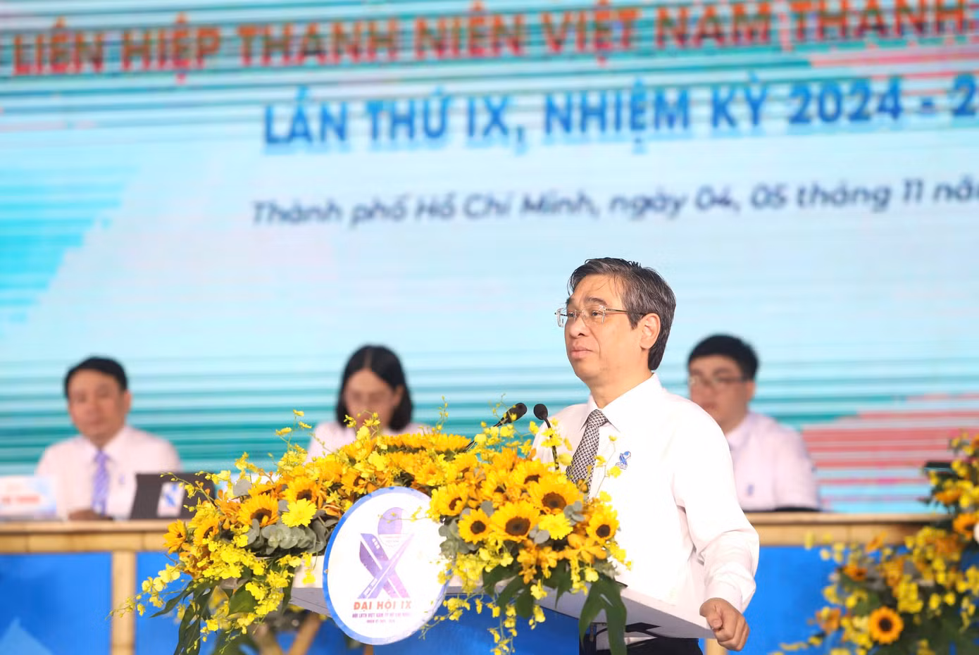 Ông Nguyễn Phước Lộc - Phó Bí thư Thành ủy, Chủ tịch Ủy ban MTTQ Việt Nam TPHCM ghi nhận những nỗ lực và cống hiến của các đại diện thanh niên tiêu biểu của thành phố. Ảnh: Ngô Tùng