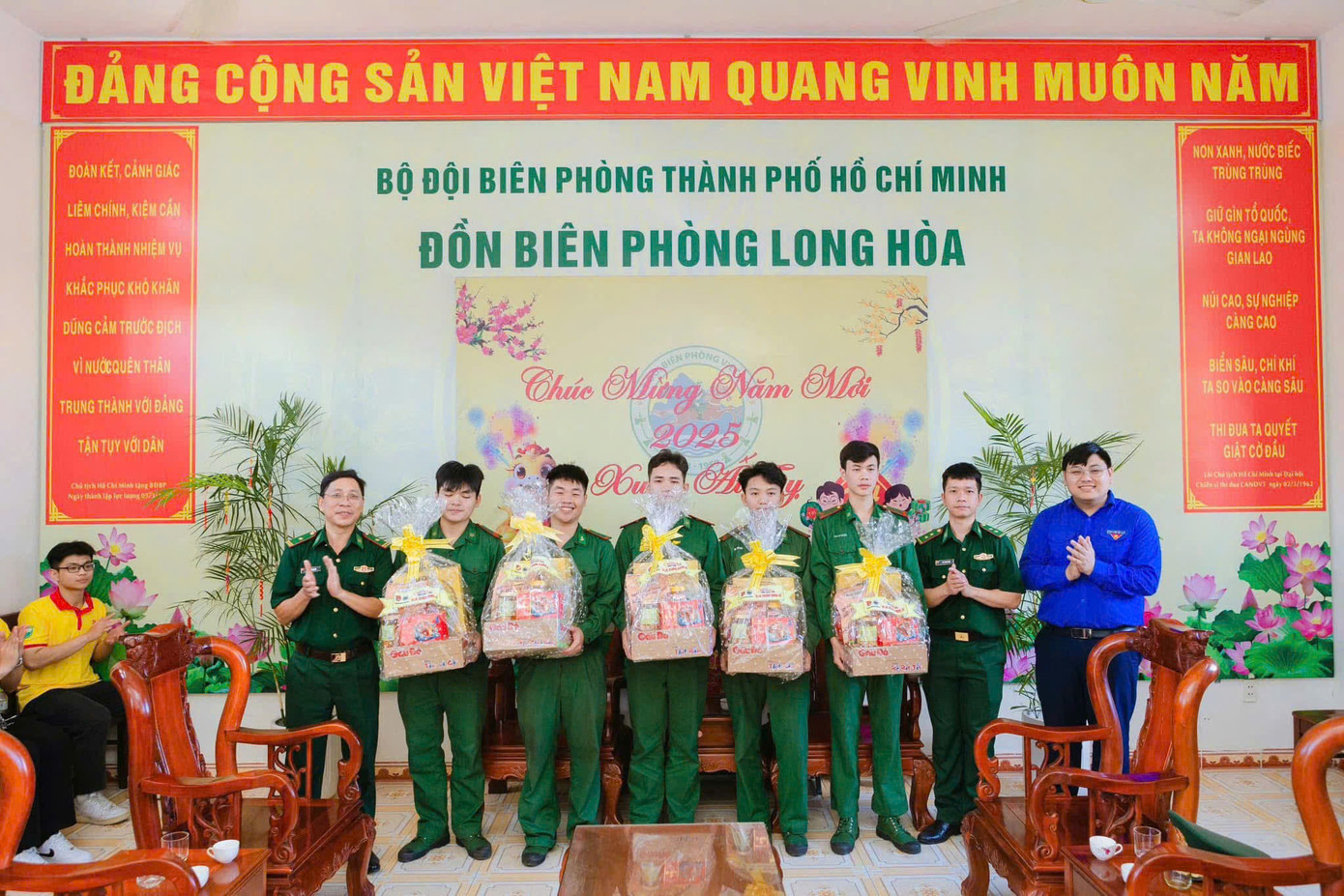 Tuổi trẻ TPHCM thăm hỏi và tặng quà cho 10 chốt biên phòng trên sông tại TPHCM. Tuổi trẻ TPHCM thăm hỏi và tặng quà cho 10 chốt biên phòng trên sông tại TPHCM.