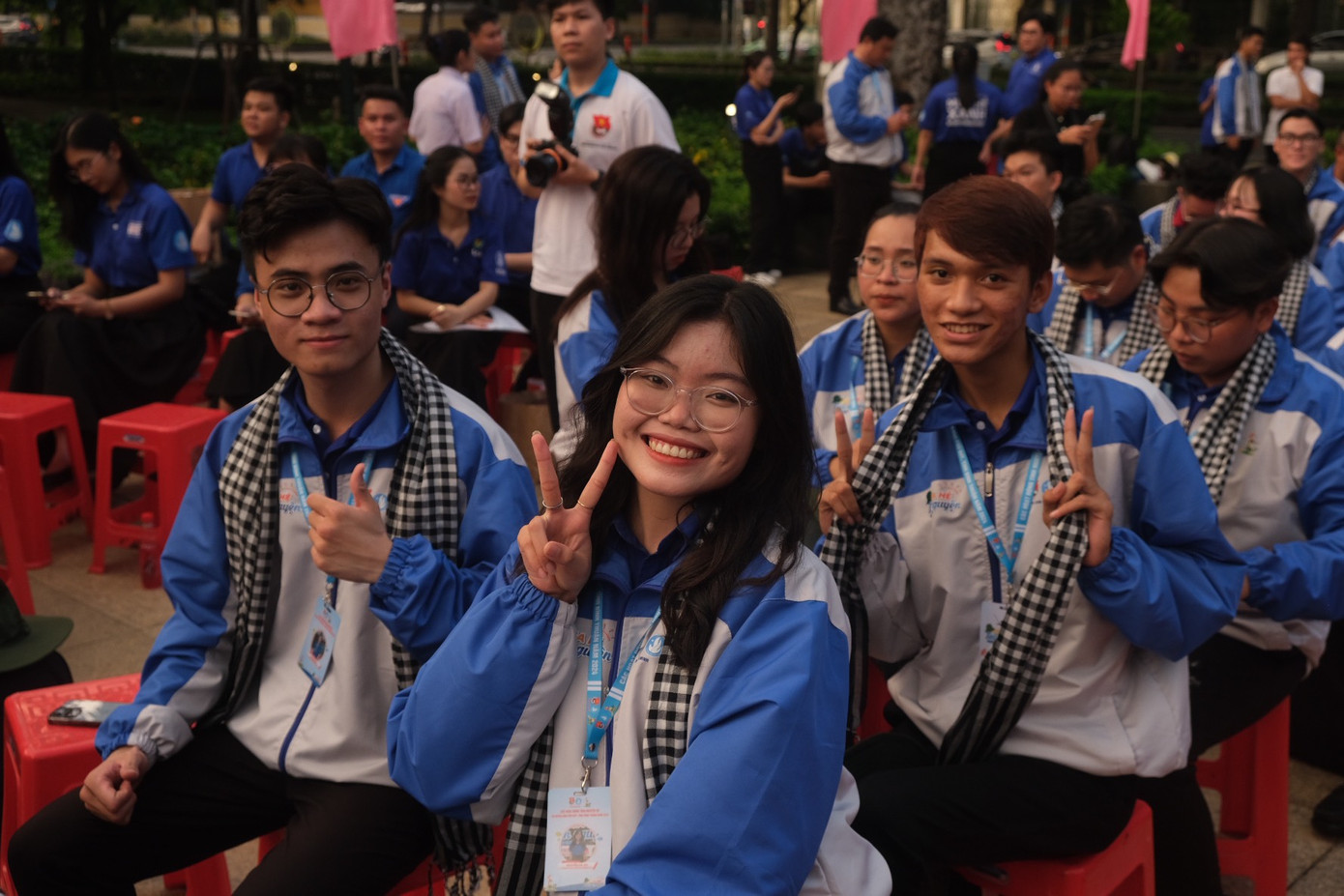 Đây là lần đầu bạn Nguyễn Hà My (giữa) tham gia hoạt động tình nguyện tại huyện đảo Phú Quý. Ảnh: Phú Quang Đây là lần đầu bạn Nguyễn Hà My (giữa) tham gia hoạt động tình nguyện tại huyện đảo Phú Quý. Ảnh: Phú Quang