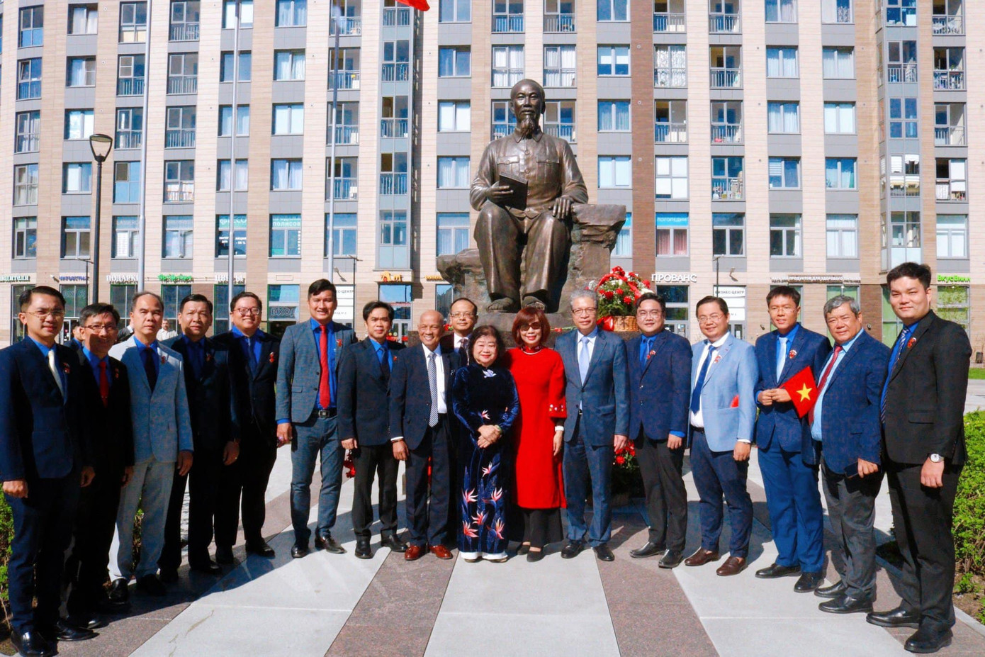 Lễ dâng hoa tại Tượng đài Chủ tịch Hồ Chí Minh tại đường Hồ Chí Minh giao với đại lộ Khai sáng của “Thủ đô phương Bắc” nước Nga. Ảnh: Fanpage Thành Đoàn TPHCM