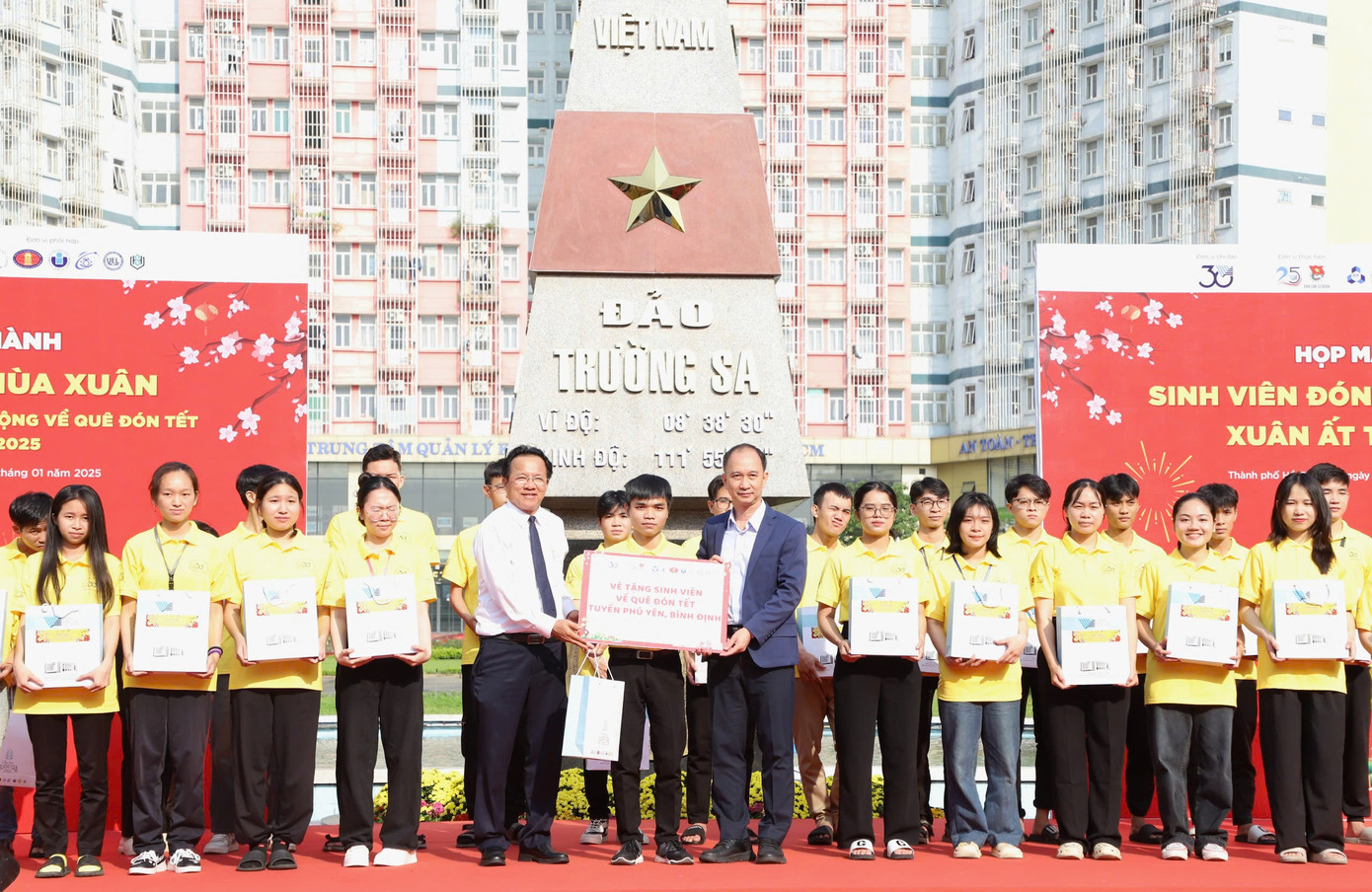 Lãnh đạo ĐHQG TPHCM tặng quà Tết các bạn sinh viên tại buổi lễ tiễn "Hành trình mùa xuân". Ảnh: Ngô Tùng