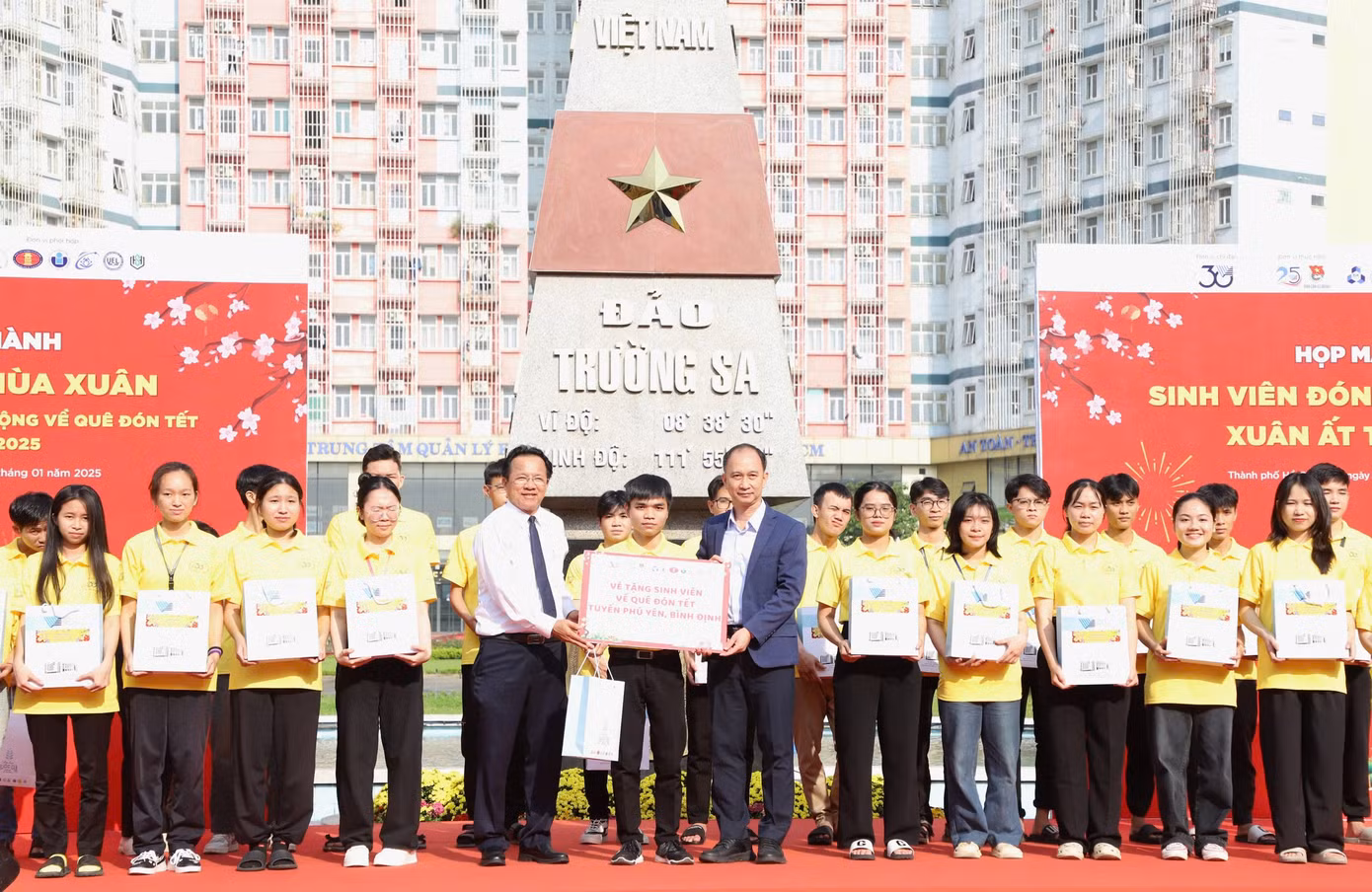 Lãnh đạo ĐHQG TPHCM tặng quà Tết các bạn sinh viên tại buổi lễ tiễn "Hành trình mùa xuân". Ảnh: Ngô Tùng