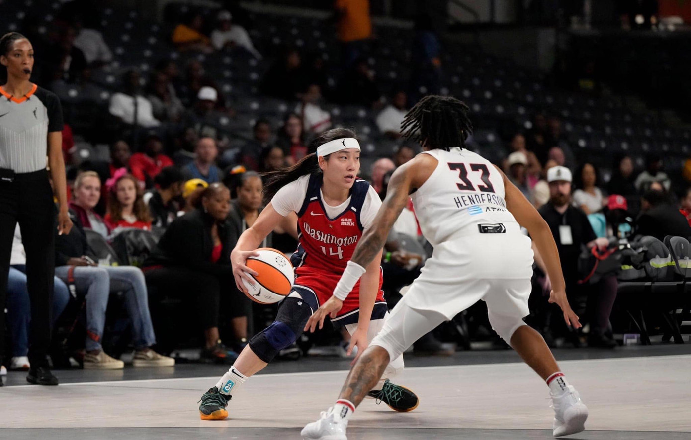 Đội bóng chủ quản của Thảo Vy - Washington Mystics là một cái tên có lịch sử lâu đời của bóng rổ nữ Mỹ. Đội bóng chủ quản của Thảo Vy - Washington Mystics là một cái tên có lịch sử lâu đời của bóng rổ nữ Mỹ.