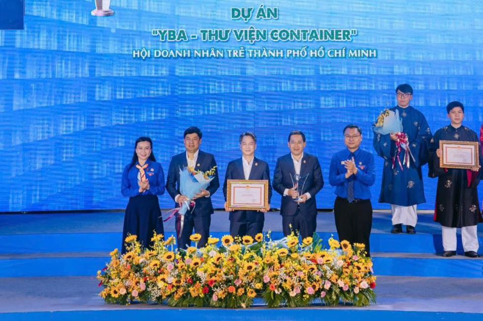 Chị Nguyễn Phạm Duy Trang - Bí thư T.Ư Đoàn trao giải thưởng Hồ Hảo Hớn cho dự án "YBA - Thư viện container" của Hội Doanh nhân trẻ TPHCM. Chị Nguyễn Phạm Duy Trang - Bí thư T.Ư Đoàn trao giải thưởng Hồ Hảo Hớn cho dự án "YBA - Thư viện container" của Hội Doanh nhân trẻ TPHCM.